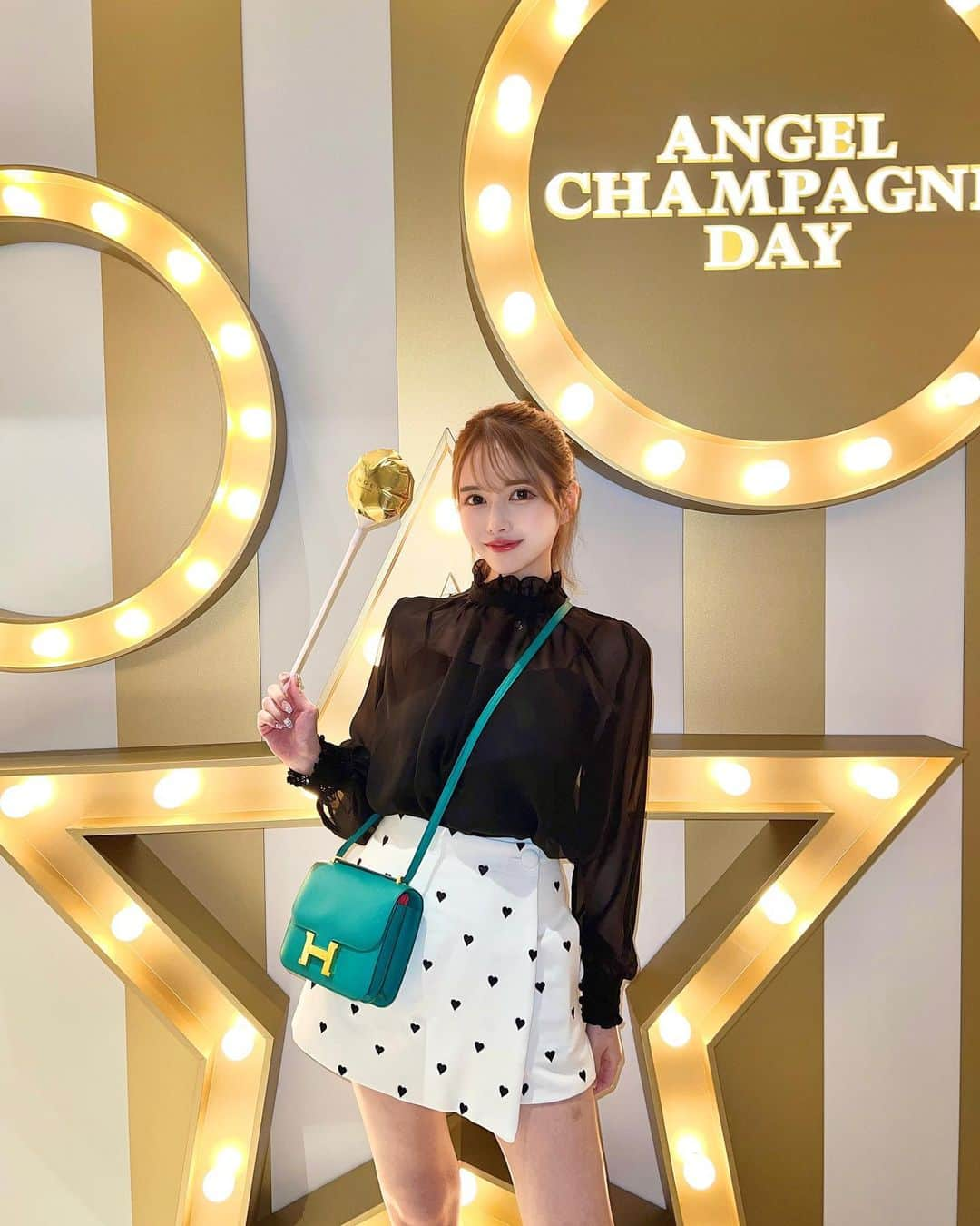 ゆめのインスタグラム：「angel champagne 新作発表🥂👼  10月4日は天使の日👼らしくて エンジェルシャンパンのパーティーにお呼ばれ🫶🏻  まどちゃんと行ってきた〜👭🏻💞  なんか今回すんごくてびっくり❕笑 まるでテーマパーク🎡かのような入口に 中にはカジノ💰みたいなゲームもあって 世界観がすごかった〜🤭❤️  わたしは次の用事がつまってたので 最後まで楽しむことはできなかったけど 全国から有名なキャバ嬢や、著名人もたくさんきてて さすがエンジェルシャンパン😎の一言に尽きる。笑  これからもどんどん出る新作たのしみー🥰💕  #エンジェルシャンパン #angelchampagne #GINZANEXT #銀座ネクスト #銀座NEXT #ポップコーン持ってる手にアイラインの試し書きあるの気付いた？笑」