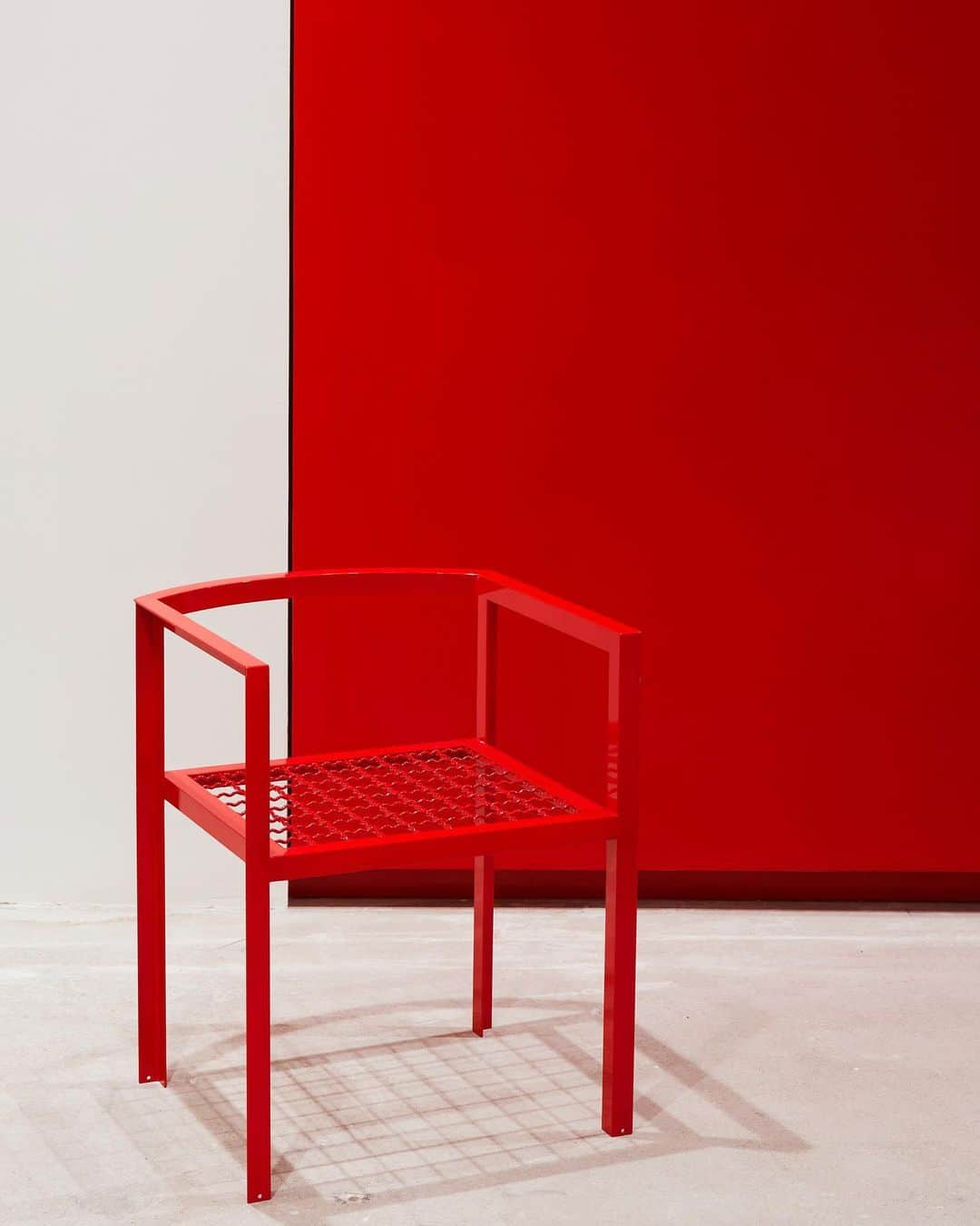 コム・デ・ギャルソンのインスタグラム：「La chaise no.2 créée par Rei Kawakubo, en exclusivité chez Comme des Garçons Paris, pour la première fois en rouge.  The no.2 chair, designed by Rei Kawakubo, exclusive to Comme des Garçons Paris, for the first time in red.  @commedesgarcons  Photography @adriendirand」