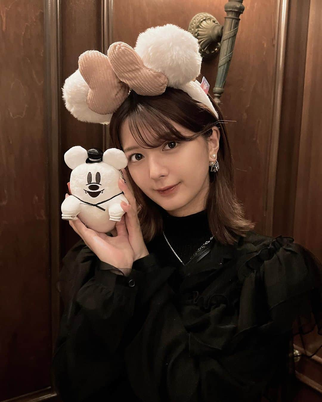 関有美子さんのインスタグラム写真 - (関有美子Instagram)「#tokyodisneyland   大好きなチップに2回も会えました☺︎  前回のディズニーでもそうでしたが親友ちゃんが写真撮るの上手すぎるのでいっぱい載せますー！」10月11日 20時40分 - seki_yumiko_official