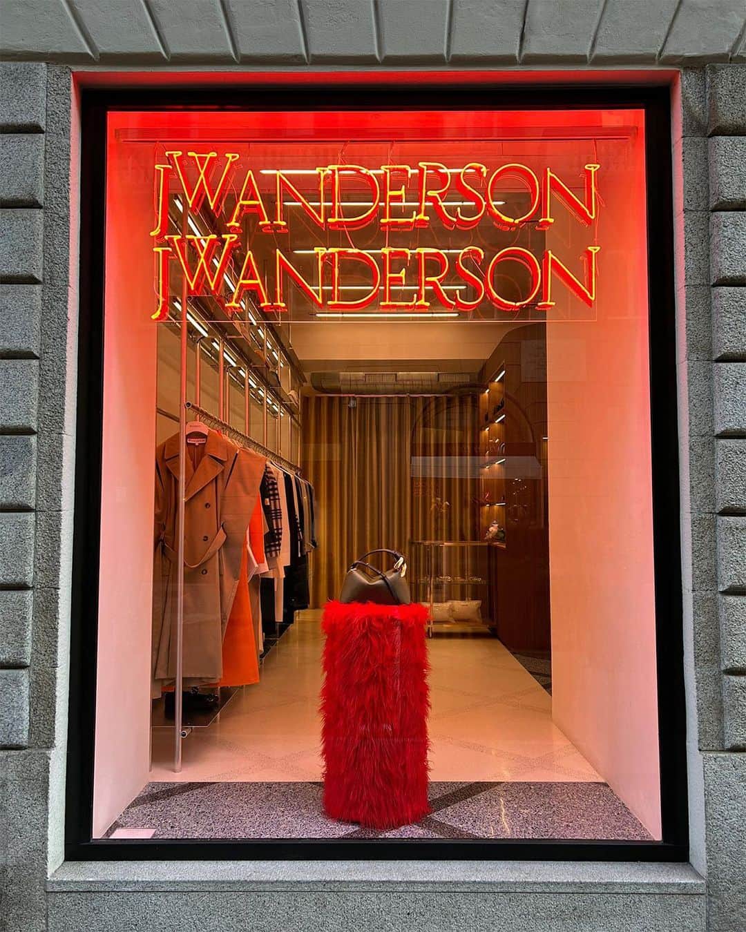 JWアンダーソンのインスタグラム：「THE CORNER BAG As featured in our Milan store window   JW Anderson Milan, Via Sant’Andrea 16」