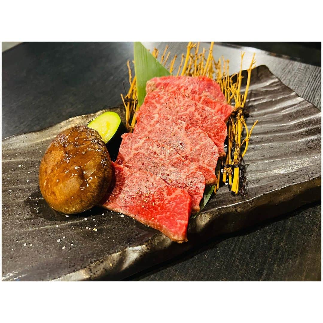 有明ゆなさんのインスタグラム写真 - (有明ゆなInstagram)「馬車道駅と関内駅のあいだにある 焼肉屋さん @ushiwa_yakiniku 🍀 . この日のおすすめのお肉 《飛騨牛・うちもも》 いただいちゃいました✨ . 脂身は少なめで さっぱりしていて ビール🍺がすすむ 美味しいお肉だった🥹 . 店内綺麗で 席数けっこうあって 奥の席もいい感じだった🫧 . 平日は HAPPY HOUR🍺で 290円のお酒たち🐥‼️ ぜひ平日の機会に✨ . . . PR @ushiwa_yakiniku #馬車道グルメ #健康焼肉 #オーガニックビーフ #子連れ焼肉横浜 #焼肉うし和 #みなとみらいグルメ #関内焼肉」10月11日 20時42分 - ariake_yuna
