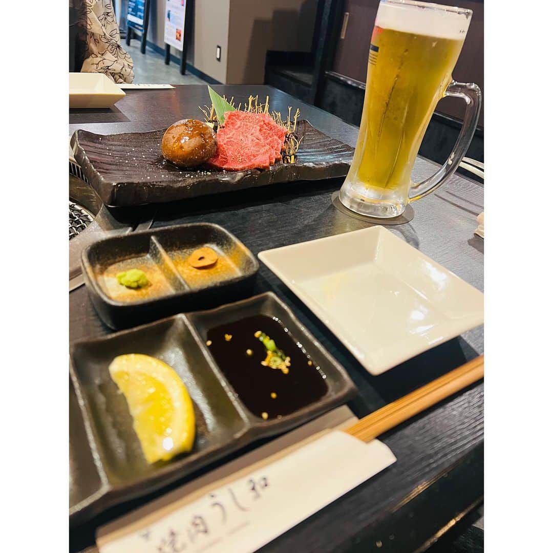 有明ゆなさんのインスタグラム写真 - (有明ゆなInstagram)「馬車道駅と関内駅のあいだにある 焼肉屋さん @ushiwa_yakiniku 🍀 . この日のおすすめのお肉 《飛騨牛・うちもも》 いただいちゃいました✨ . 脂身は少なめで さっぱりしていて ビール🍺がすすむ 美味しいお肉だった🥹 . 店内綺麗で 席数けっこうあって 奥の席もいい感じだった🫧 . 平日は HAPPY HOUR🍺で 290円のお酒たち🐥‼️ ぜひ平日の機会に✨ . . . PR @ushiwa_yakiniku #馬車道グルメ #健康焼肉 #オーガニックビーフ #子連れ焼肉横浜 #焼肉うし和 #みなとみらいグルメ #関内焼肉」10月11日 20時42分 - ariake_yuna