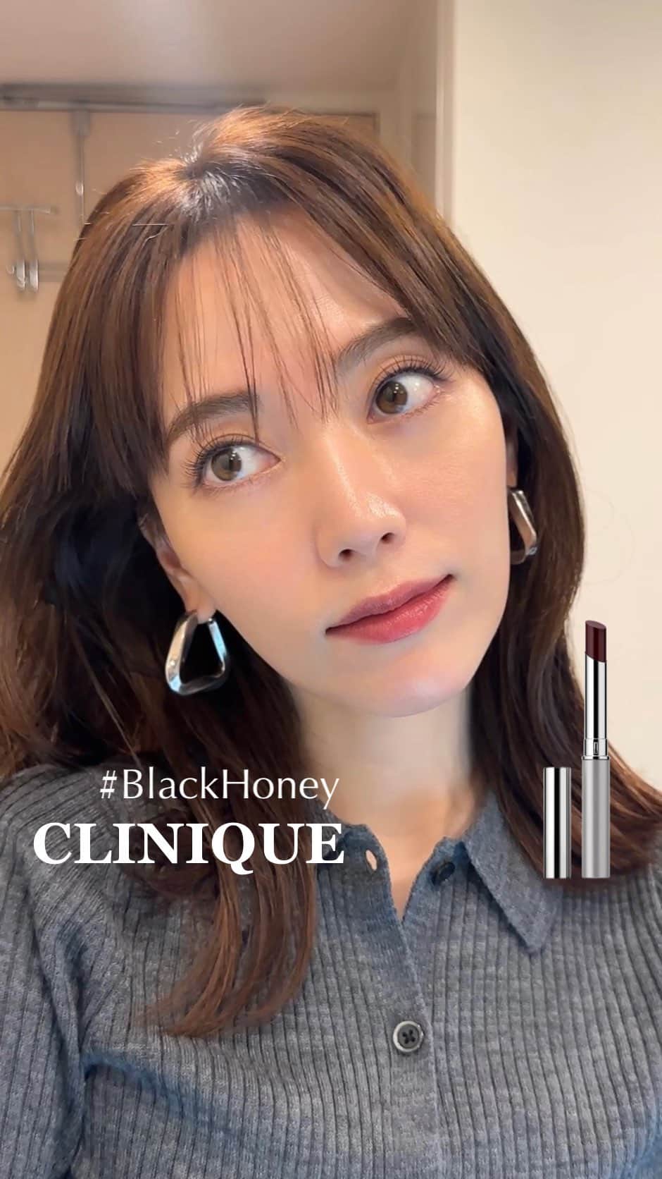 のインスタグラム：「ここまで深いワインレッドのリップははじめてかもしれない...！ CLINIQUE オールモストリップスティック ブラック ハニー @cliniquejp  そう思いながら塗ってみると不思議。 軽くてシアー、溶けるように深みのある血色感が足されるだけ🥀  じゅわっと輪郭からはみ出て塗ったりしても可愛いし、一度塗り、二度塗りと、どんどん印象が変わるのも面白い🤍  カジュアルなファッションにもハマるし、どんなスキントーンにも馴染む計算されたカラーが素晴らしい！ 保湿感たっぷり(でもベタつかない)だからこれからの時期のポーチに一本忍ばせたい。 #clinique #リップ #おすすめコスメ #cliniqueblackhoney #メイク動画」