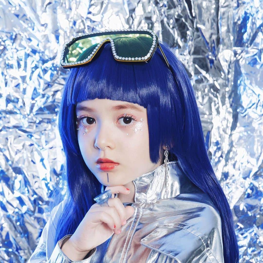 のインスタグラム：「【allolun.-makeup-】 🪩GALAXY COLLECTION🪩   ～how to put on makeup１～ ①アイホール全体から頬にかけて宝石マルチパレットの上のマットピンクを広げる。 ②同じく宝石マルチパレットの左下のピンクラメを涙袋にひく。 ③最後に指で右下のグリッターを優しくとり、アイホール全体にトントンとのせる。 ➃見た目よりシアーな質感の保湿リップを唇に。 ⑤ネイルはレッド系×ゴールドを重ねたり、そのまま塗ったり。 ⑥練香水は2本使いで差をつけて。   （使用アイテム） ☆U481933 宝石マルチパレット/ラベンダー ￥1,100(税込) ☆U481913 保湿リップ/ワインレッド 3P￥1,100(税込) 1P￥385(税込) ☆U481903 ネイル/ピンク・ワインレッド・ローズピンク(ラメ)・ゴールド(ラメ) 3P￥1,100(税込) 1P￥385(税込) ☆U481923 指輪型練香水/サックス(mercury)・パープル(neptune)   #allolunmakeup #GALAXYCOLLECTION #ギャラクシーコレクション #宇宙 #銀河 #オールオルンメイクアップ #オールオルン #オルンメイク #キッズコスメ #プチプラコスメ #ネイル #保湿リップ #練香水 #温変ネイル #マルチパレット #Y3K」