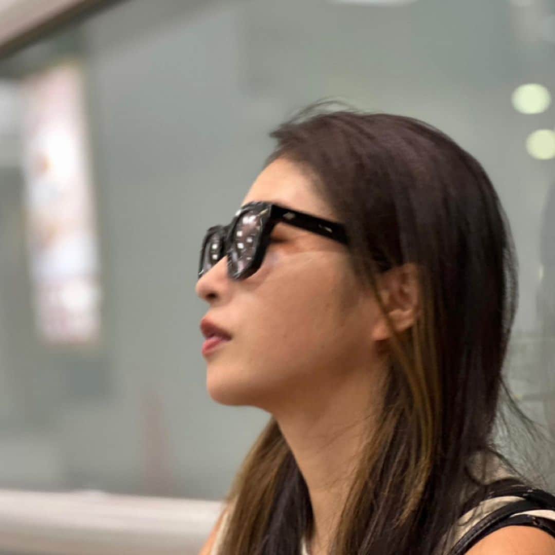 YU-Aのインスタグラム：「こんばんは🌙  急に寒ってなったよね🥶泣 皆さん体調崩してないですかー？  今月はちょっとバタバタ😳💦  とても緊張する事が 今週あるのです😰  みんな緊張ってどうしてるんだろ？ 私はLIVE前とか本当に緊張が酷くて、、、 考えただけで🫨🫨🫨 って感じなのです。笑  緊張をほぐす良い方法が あったらコメントで 教えてぇぇぇぇ🙏🏿  Photo by 🐒♡ 一枚目ちょいブレ😂  #YUA」