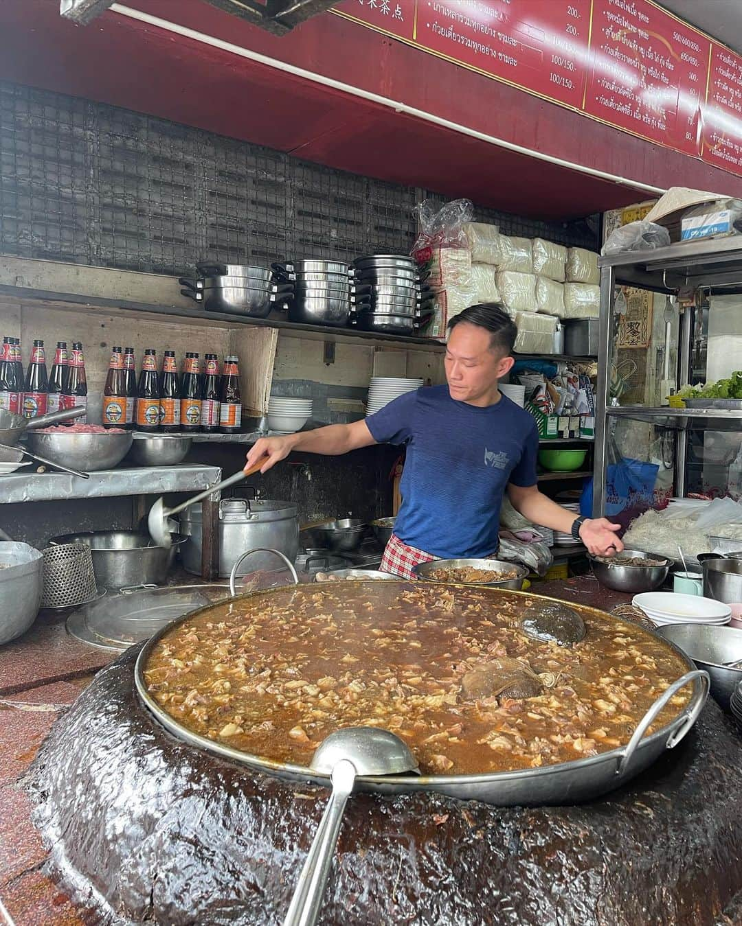 浜﨑日香里さんのインスタグラム写真 - (浜﨑日香里Instagram)「⁡ タイ・バンコクで撮ってきた 動画公開されました😆🙏 バンコクに在住してる、仲良しなっちゃんとの 動画になってます👭🩷 ⁡ めちゃくちゃローカルなお店で ヤバいもの食べました…。 なっちゃんも身体張ってくれてます😂 ⁡ タイでしか体験できないことを 全力で体験してきたのでぜひ見ていただけると嬉しいです😆✨  ちなみに、この日はまた夜合流して ナイトマーケットに行きました😆😆 なっちゃん思い出沢山ありがとう〜💛 ⁡ #タイ旅行 #バンコク旅行」10月11日 20時53分 - hamasaki_hikari