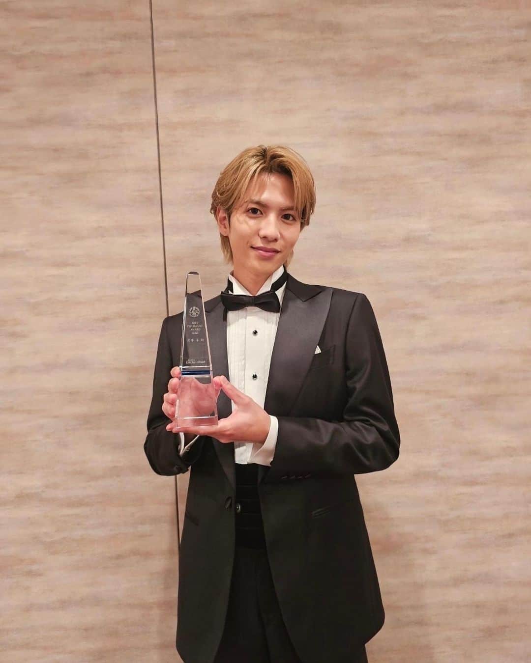 志尊淳のインスタグラム：「ベストフォーマリスト賞を頂きました。 ありがとうございました。」