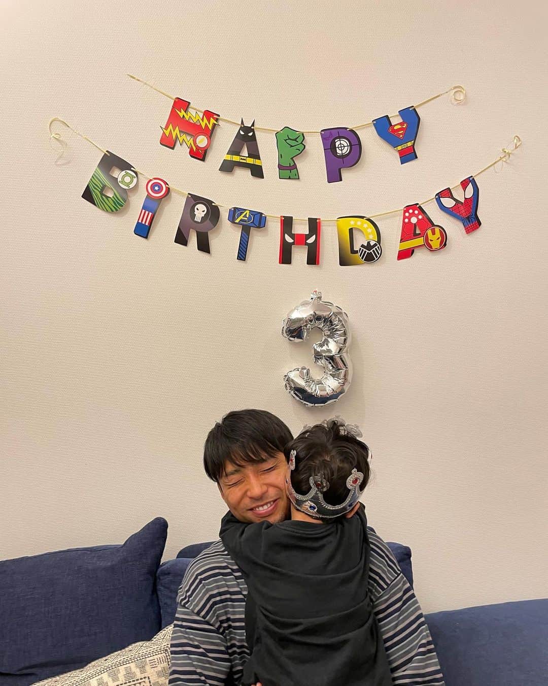 小林悠のインスタグラム：「3歳🎂  三男のフウトが3歳の誕生日を迎えました🥳  最近ではくるくるパーマも落ち着いてきて少し寂しさはありますが、おしゃべりもすごく上手で3人の中で1番賢く育っています😊  これからどんな子に育つのかとっても楽しみです😊」