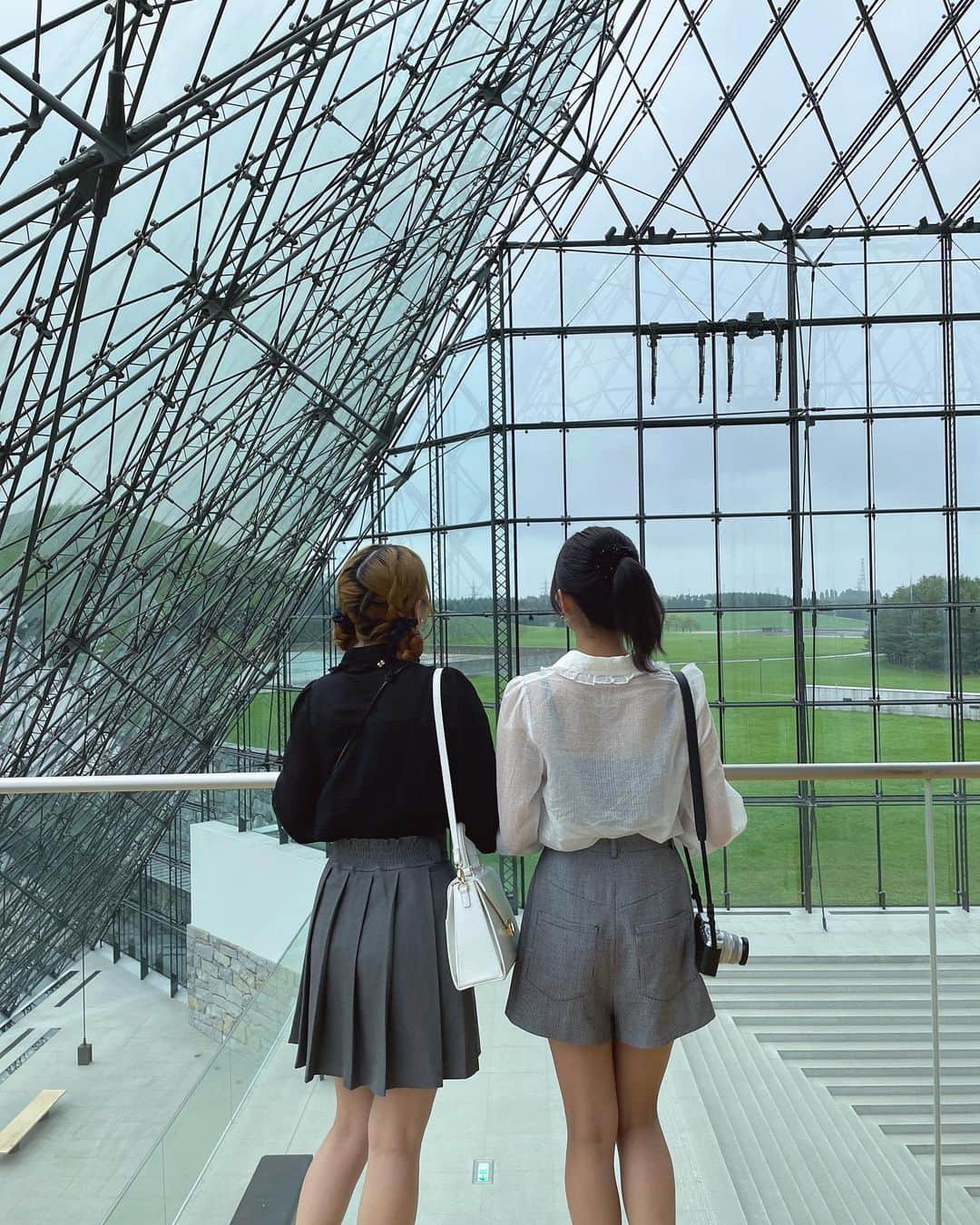 岩間妃南子さんのインスタグラム写真 - (岩間妃南子Instagram)「・ ・ ・ ガラスのピラミッド💎 雨降ってたけどどこいてもキラキラで綺麗だった☔️✨ ・ ・ ・ #北海道旅行 #北海道 #北海道観光 #ガラスのピラミッド」10月11日 21時02分 - hinako.1116
