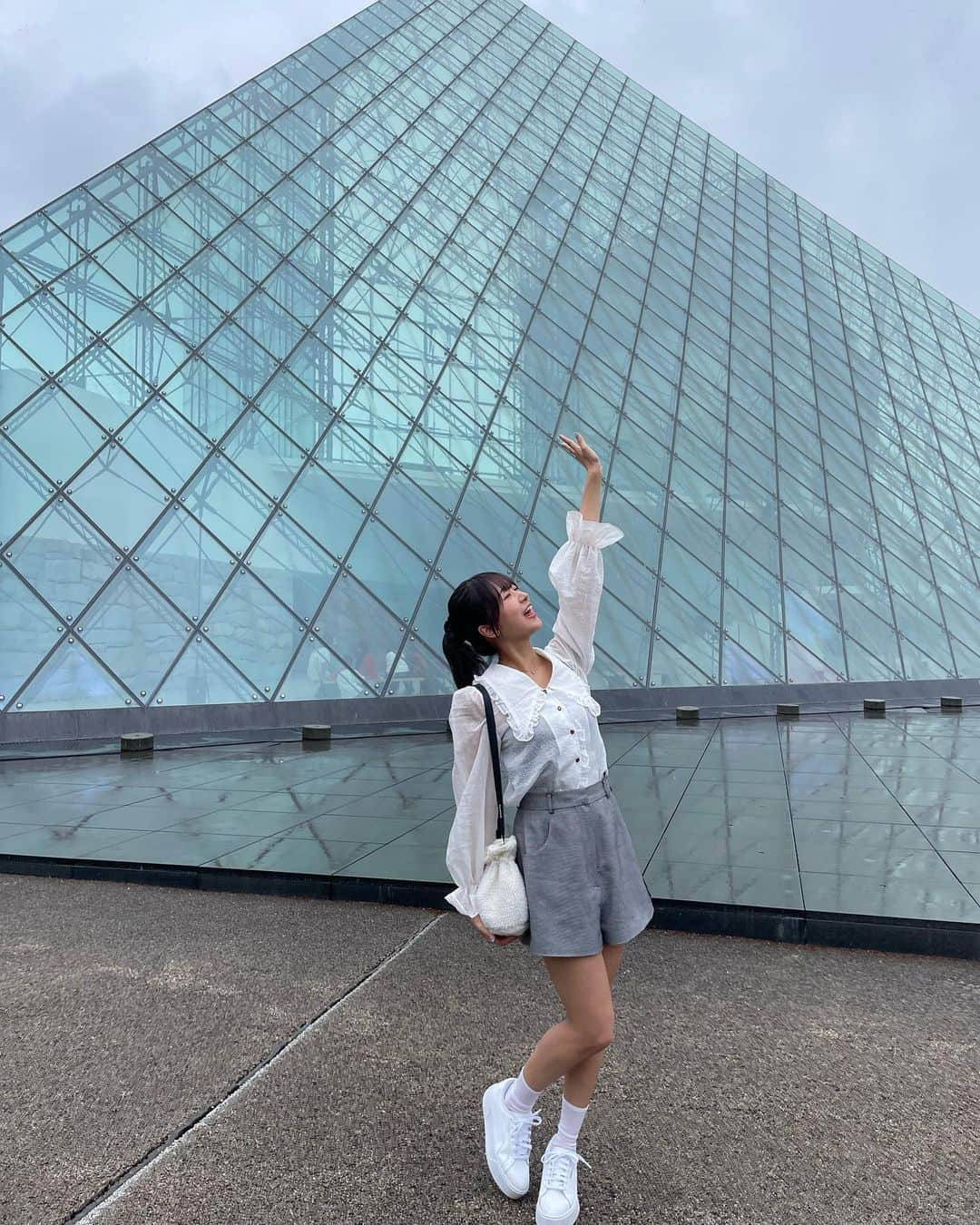 岩間妃南子さんのインスタグラム写真 - (岩間妃南子Instagram)「・ ・ ・ ガラスのピラミッド💎 雨降ってたけどどこいてもキラキラで綺麗だった☔️✨ ・ ・ ・ #北海道旅行 #北海道 #北海道観光 #ガラスのピラミッド」10月11日 21時02分 - hinako.1116