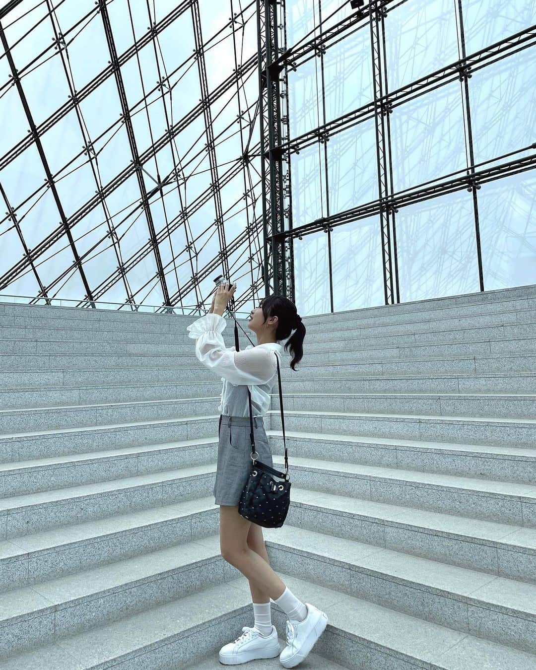 岩間妃南子のインスタグラム：「・ ・ ・ ガラスのピラミッド💎 雨降ってたけどどこいてもキラキラで綺麗だった☔️✨ ・ ・ ・ #北海道旅行 #北海道 #北海道観光 #ガラスのピラミッド」