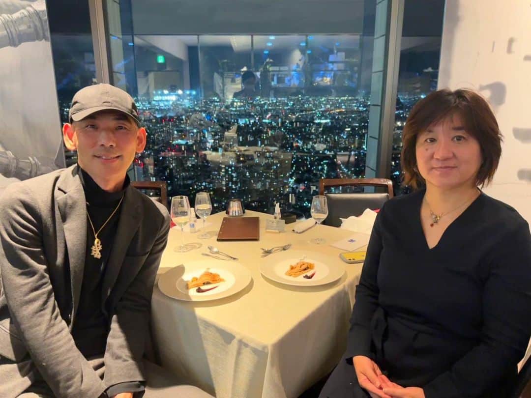 木山裕策さんのインスタグラム写真 - (木山裕策Instagram)「先日、28回目の結婚記念日を迎えまして、今日は妻と2人でディナーに🍽️  綺麗な夜景を見ながら、のんびりと食事を楽しみました😊。最近ちょっと忙しかったので、久しぶりに羽根を伸ばせましたー🕊️。」10月11日 21時02分 - kiyamayusaku