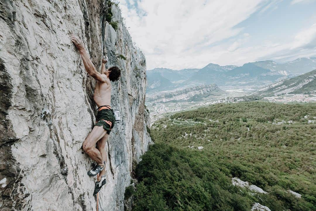 アダム・オンドラさんのインスタグラム写真 - (アダム・オンドラInstagram)「Chiave della Volta 9a/a+ (Arco, Italy 🇮🇹)  Arco never ceased to surprise me 👌 A couple of days after the @rockmasterfestival in August, I first ascended an open project by Mauro Mabboni. It's a pretty special route as it's slightly overhanging, almost vertical, and consistently on tiny holds and footholds ☝️ So, for some reason, it is still quite physical and resistant 🤜🤛  I took advantage of a rare windy day and just barely made it after two days of work.   Photos by @claudia.ziegler   #adamondra #AO #rockclimbing #climbing #climber #climbers #ascent #climbinglife #climbinginspiration #climbingtrip #arco #italy #italy🇮🇹 #rocks   @mammut_swiss1862 @lasportivagram @euroholds @rohlik.cz @mix.it  @sensfoods @hudysport @211_zpmvcr @mercedesbenz_autojihlava  @sport_invest @olympcsmv Cardion」10月11日 21時01分 - adam.ondra