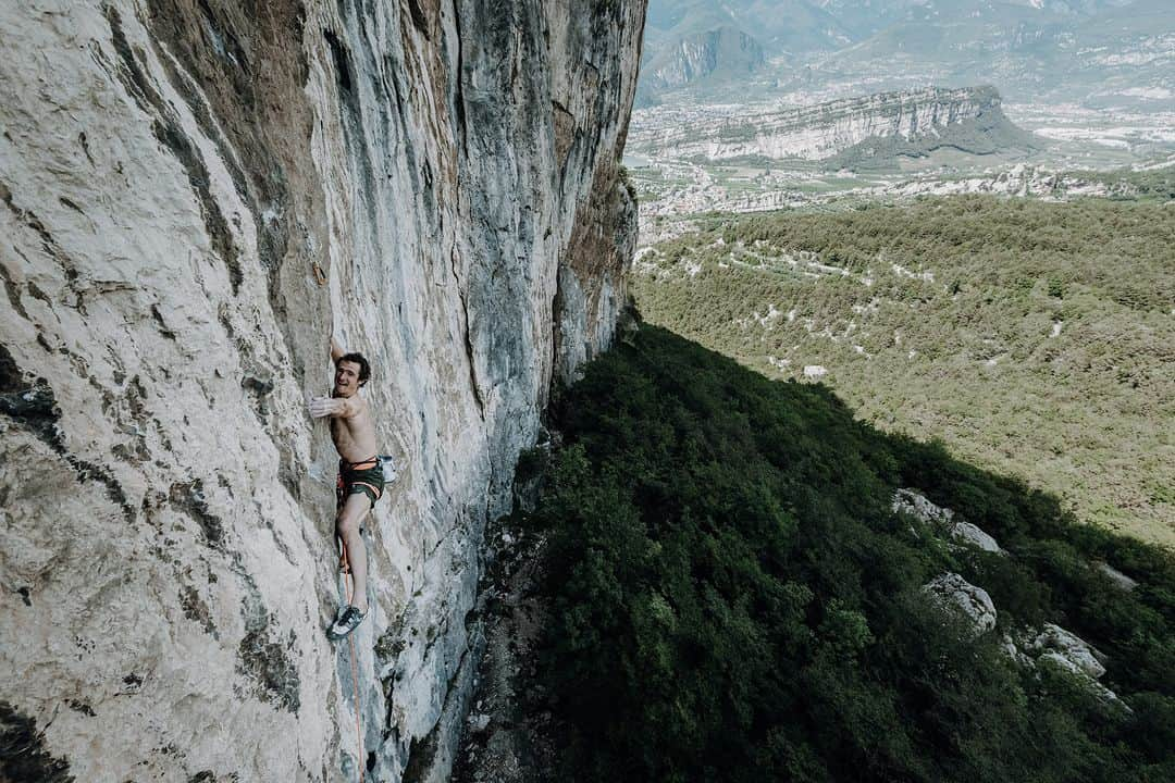 アダム・オンドラのインスタグラム：「Chiave della Volta 9a/a+ (Arco, Italy 🇮🇹)  Arco never ceased to surprise me 👌 A couple of days after the @rockmasterfestival in August, I first ascended an open project by Mauro Mabboni. It's a pretty special route as it's slightly overhanging, almost vertical, and consistently on tiny holds and footholds ☝️ So, for some reason, it is still quite physical and resistant 🤜🤛  I took advantage of a rare windy day and just barely made it after two days of work.   Photos by @claudia.ziegler   #adamondra #AO #rockclimbing #climbing #climber #climbers #ascent #climbinglife #climbinginspiration #climbingtrip #arco #italy #italy🇮🇹 #rocks   @mammut_swiss1862 @lasportivagram @euroholds @rohlik.cz @mix.it  @sensfoods @hudysport @211_zpmvcr @mercedesbenz_autojihlava  @sport_invest @olympcsmv Cardion」