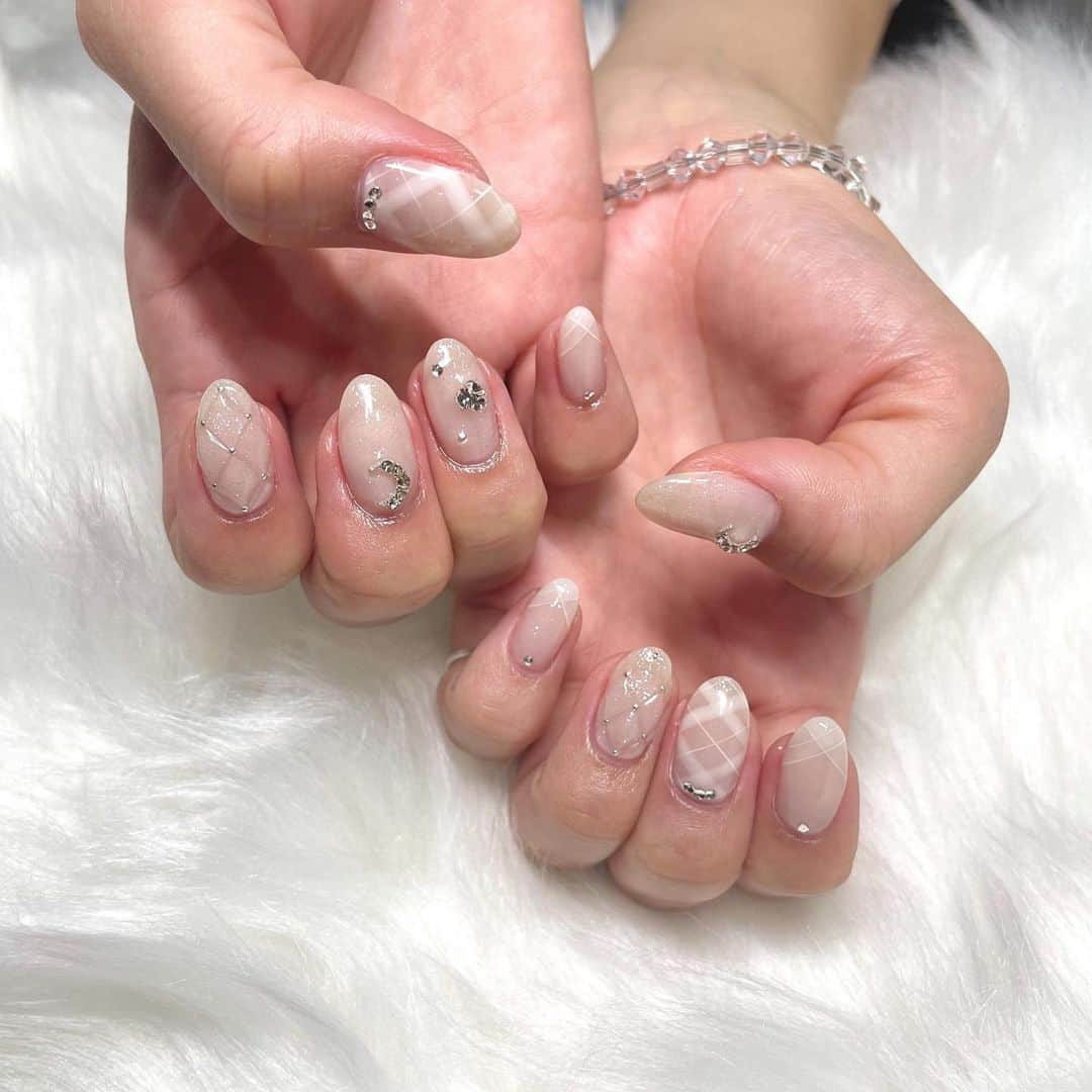 藤江れいなのインスタグラム：「♡ new nail💅 やっぱりこの色味が落ち着く🥺🌙 キルティング✖️チェック✖️キラキラ🤩  きょん、いつもありがとう💟  #nail #ネイルデザイン」