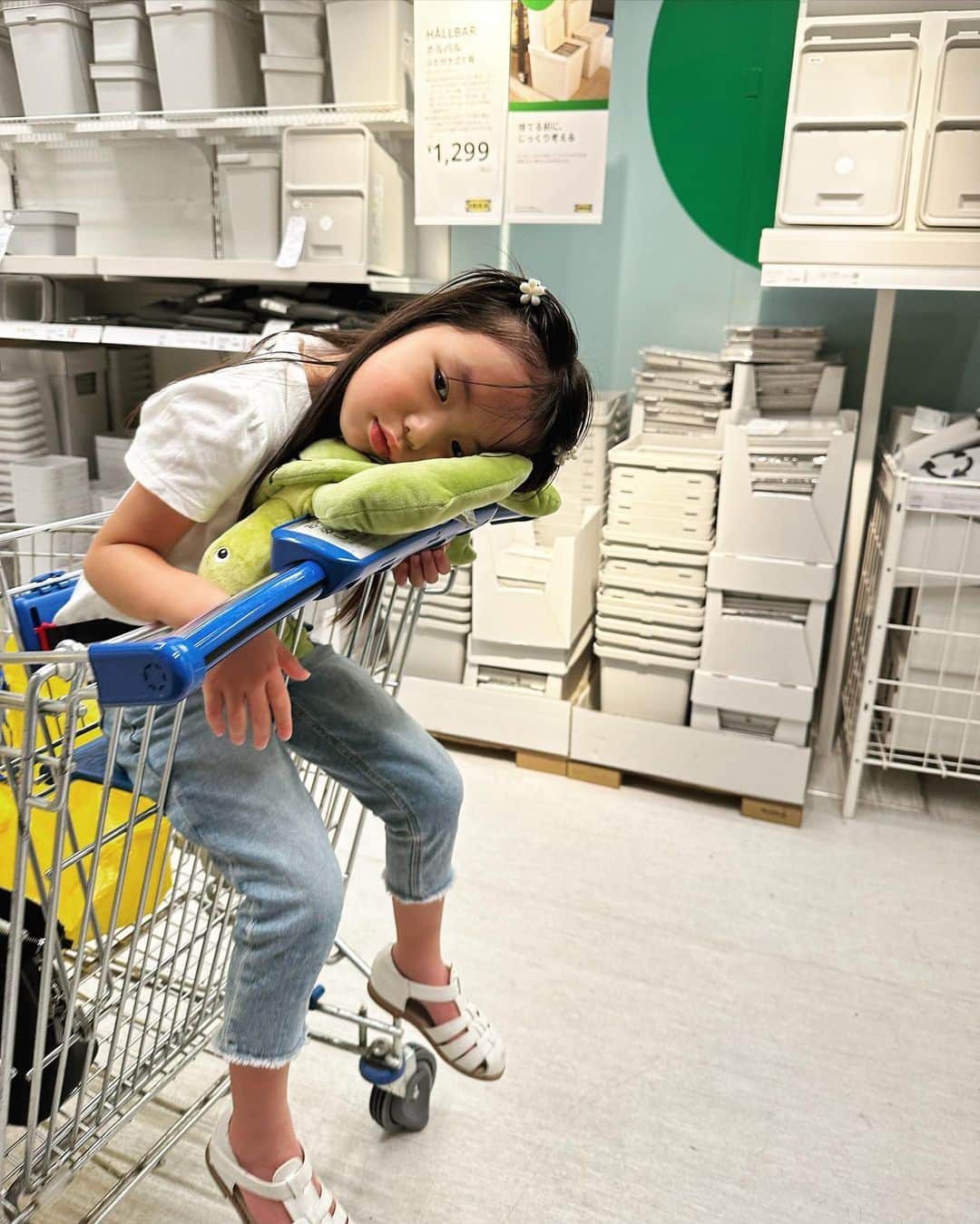 平尾優美花（ゆみちぃ）さんのインスタグラム写真 - (平尾優美花（ゆみちぃ）Instagram)「家具もフードも安すぎて親子で楽しい❤︎ そして初 @supremenewyork 👕 #IKEA#supreme」10月11日 20時54分 - hirao_yumika