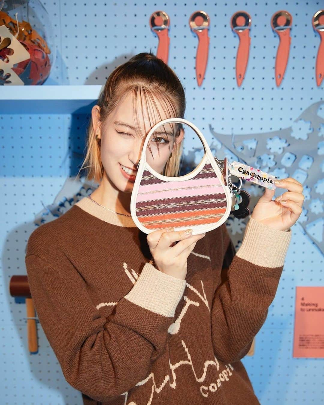 トラウデン直美のインスタグラム：「原宿のCoachtopiaポップアップストアに行ってきました🦄  レザーバッグの生産過程で生まれる切れ端や、平に開いてたくさん運ぶことでco2を減らせるバッグなど、地球思いで循環型のものづくりが徹底されたアイテムがたくさん！ 全てのアイテムにその製品が何度目の命なのか追跡できるデジタルパスポートがついていて、今後何十年もリサイクルされることが想定されているんだって。だから作られる時にすでに、リサイクルしやすい作りになっているそう。デジタルパスポートで何度目の命か分かるのも前はどんなものだったか思いを巡らせることができて素敵ですよね🍒  910/22までの期間限定オープンなので、みんな足を運んでみてね〜💜インタビュー記事は @numerotokyo で読めます！  #Coachtopia #コーチトピア」