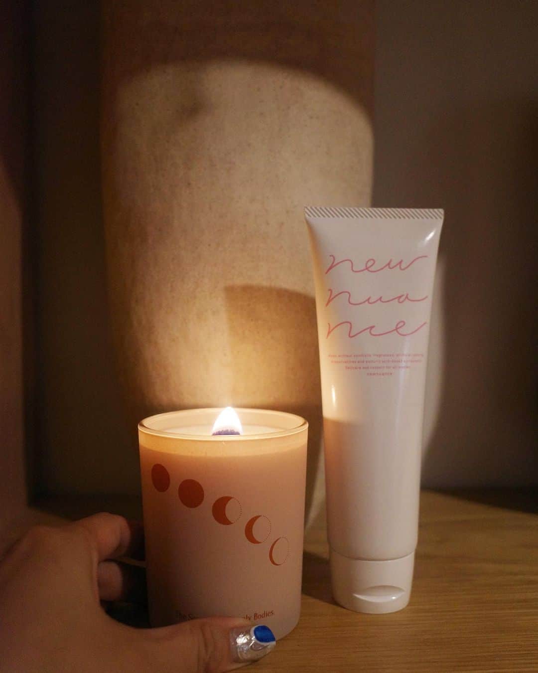 のインスタグラム：「今夜も…寝る前の癒しtime🙏🕯  夕飯を作って、食べさせて、食器を洗って洗濯機を回しながら、急足で娘をお風呂に入れて…  帰宅後のドタバタの後、ようやくソファに座れるその前に…とにかく癒しを求めキャンドルの火を灯してからのボディケア🕯この至福の時間が本当に堪らない。  最近お気に入りのキャンドルはもっぱら @mielllsucre が作ったこちらのキャンドル🕯 香りが…癒し過ぎて、さすがのクウォリティ！月の満ち欠けのデザインにも癒されます…🌝  ボディクリームは、 @newnuance.jp  私の場合、顔より身体の方が肌に合わないものが多くて(痒くなりがち)…でもnewnuanceはデリケートゾーンにも使える優しさなので、サラッとしていて全身の保湿ケアに使える。 イランイランやゼラニウム系の精油な香りも好き🥹  さて、私は今日も22時前には寝るのでした…✌️おやすみなさい💤」
