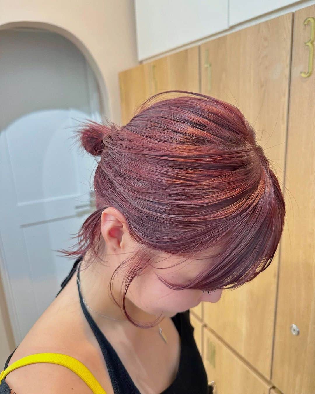 Momoのインスタグラム：「. 流行りのCherryred🍒♡ . ブリーチなし＾＾ . .  . ✔️画像を保存してカウンセリングの 時にみせてください♡♡ .  イメージを変えたいけど短くするのも ブリーチをするのも勇気がいる🥺 . そんな方にも幅広くその方にあった提案 をさせて頂き一緒におしゃれを楽しみましょう♡ . ブリーチカラーは【ケアブリーチ】を 推奨しております♡ . ケアブリーチは従来よりも髪の毛への ダメージが94%cutされます！ . ブリーチなしのダブルカラーも 提案させて頂きますのでぜひご相談ください♡ . 12／3から 新店舗　GARD/ëN (ガーデン／エン) がopen♡♡ . 場所は表参道♡♡ 新しいこだわりのつまったお店で ぜひお会いできるのを楽しみに お待ちしております♡♡ . . ご予約はTOPからご予約サイト に飛べます✈︎♡(料金もそちらを参考に) . ご新規様も喜んでお待ちしております♡ . お電話.DMからも受け付けております♡ (DMは返信が遅くなる可能性が ございますのでそちらご了承下さい🙇‍♀️)  . .  〒150-0001 東京都渋谷区神宮前5-39-2 2F . TEL☎︎ 03-6712-5995 . 表参道駅から徒歩5分🚶🏼‍♀️(A1出口) ( 銀座線/千代田線/半蔵門線 ) . . 月 定休日 火・水　11:00〜20:00 木・金　12:00〜20:30 土　10:00〜19:00 日　10:00〜19:00 祝　10:00〜19:00 . . ぜひ、ご予約お待ちしてます♡♡ . codeアカウントはこちら   @__cd.momo____________ ♡ . ぜひフォローしてください♡ .」