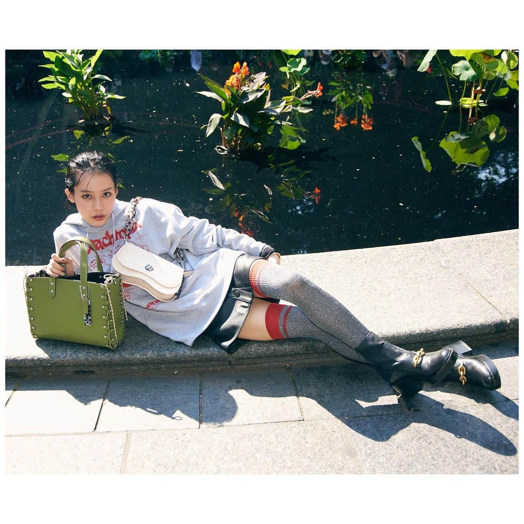 更井真理のインスタグラム：「New⚡️#南沙良 for NYLON x COACH  It was HOT summer day shoot❤️‍🔥  Thanks @lespros_sara00 @nylonjapan @coach @coach_japan @coachtopia @aki.maesato @shinarima @ayaka_nihei @junko901nyc @i.a_n_ @johnvetromile  #SaraMinami #Nylon #Coach #coachtopia #nylonjapanspecialedition」