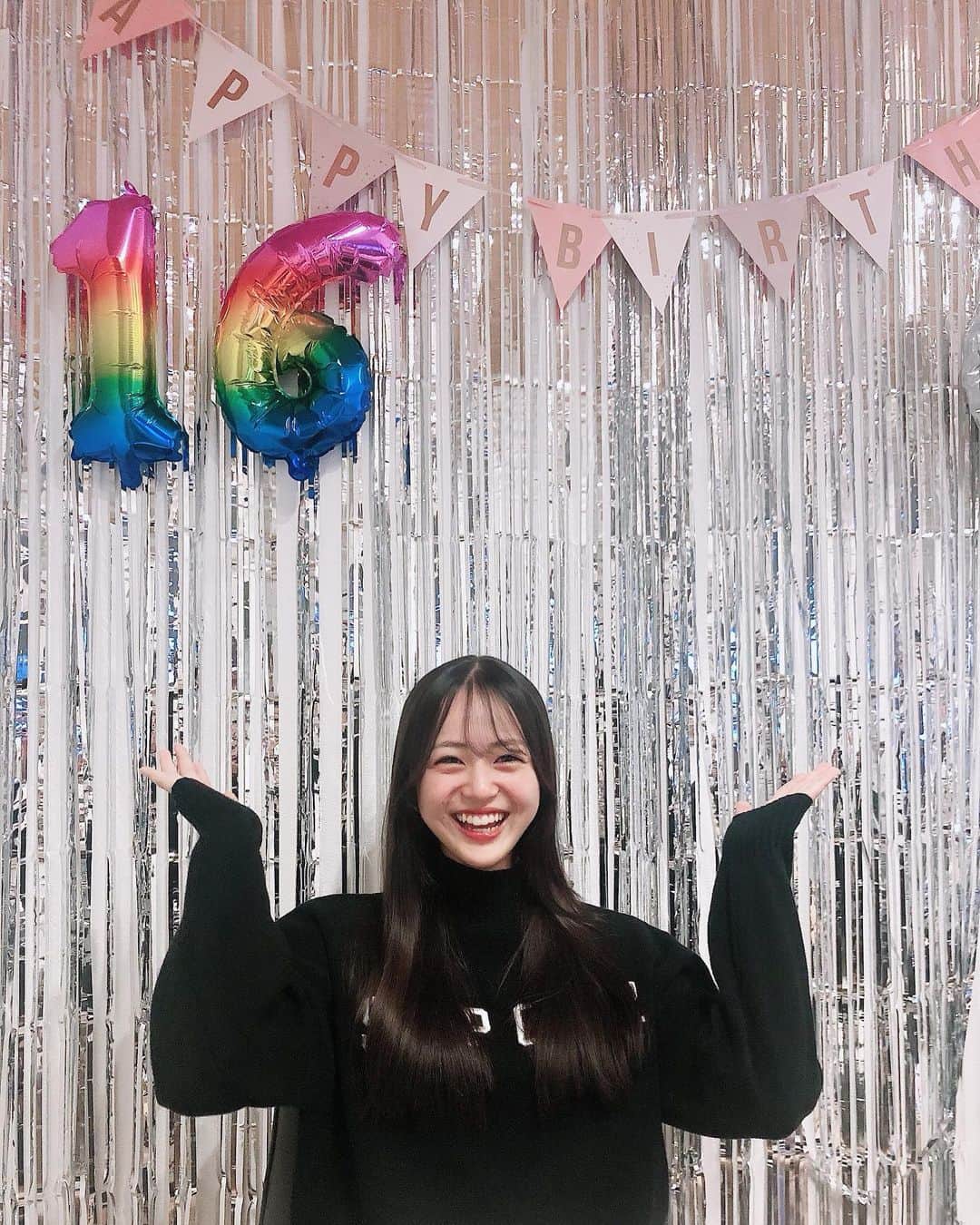 松本優菜さんのインスタグラム写真 - (松本優菜Instagram)「. 今日で16歳になりました🍰  ヘアビューロンをおねだりしたんだけど即却下されました、、🫠🥲   #ほしい   #ヘアビューロン27dplus」10月11日 20時57分 - 0024yuna