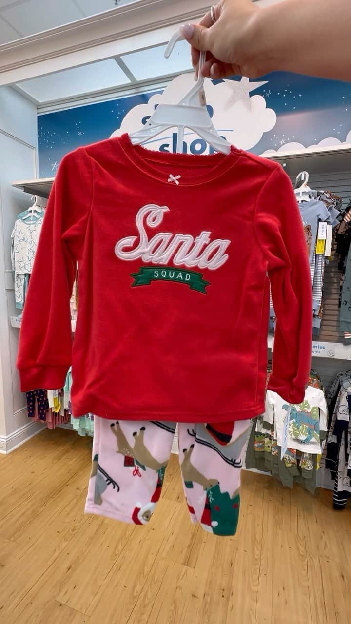 カーターズのインスタグラム：「Holiday pajamas have entered the chat.🎄🎁🎅  #holidays #holidayseason #christmas」