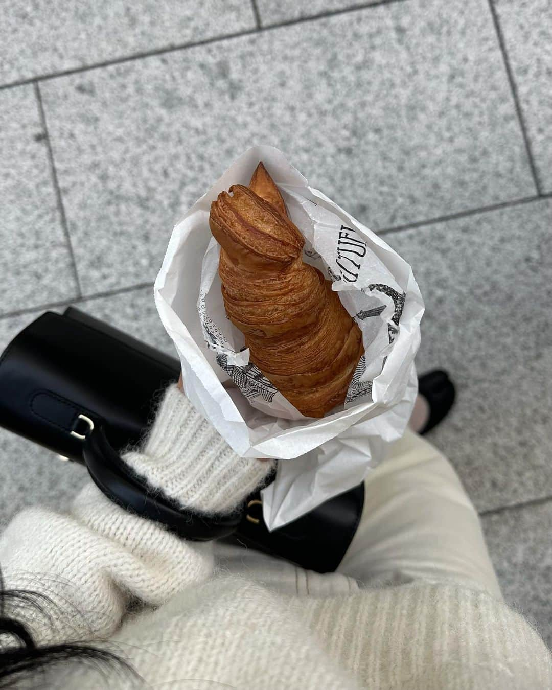 りぃのインスタグラム：「朝ごはんにテイクアウト🥐ZARAでショート丈の白ニットお迎えしました、可愛い♡ ㅤㅤㅤㅤㅤㅤㅤㅤㅤㅤㅤㅤㅤ ㅤㅤㅤㅤㅤㅤㅤㅤㅤㅤㅤㅤㅤ  #fallfashion#fallstyle#knitlove#knitknitknit#ZARA#zaraコーデ #zarawoman #zaraoutfit #zaraknit #morningroutine #オールホワイト#オールホワイトコーデ #白コーデ#ニット#ニットコーデ#低身長コーデ #低身長ファッション #朝活カフェ」