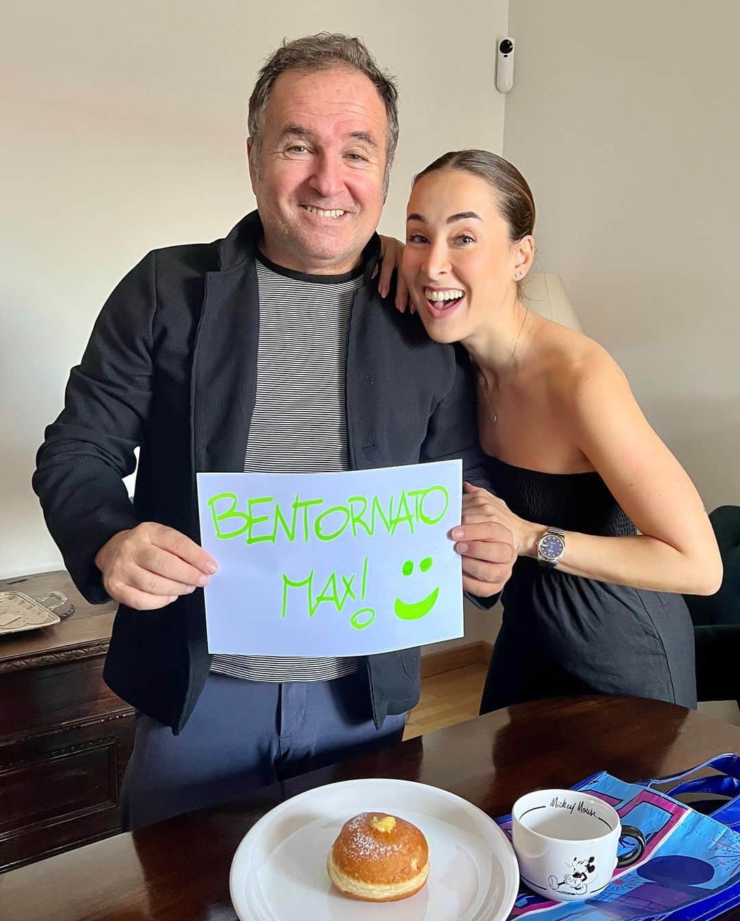 カルロッタ・フェリートのインスタグラム：「Daddy’s home! 🎉🤍✨  Massimino, Max, Massimo aka l’uomo della mia vita è sano (quasi) e salvo, e vi ringrazia per l’affetto ricevuto :)  Sposato con mamma Roby da 34 anni, con cui ha superato i più disparati ostacoli, quest’uomo si è letteralmente si è fatto venire un infarto per supportare mamma e tutti noi!  Grazie a lui, gli standard sul mio futuro marito sono drasticamente alti!  Mi dispiace caro, non ci conosciamo ancora ma sappi che, o come Massimino o niente😂 Scherzi a parte, grazie per i messaggi, incrociamo le dita che possa andare tutto per il meglio da oggi in poi 🍀 (e soprattutto che un’altra settimana demme come questa non si veda mai più 💔)」