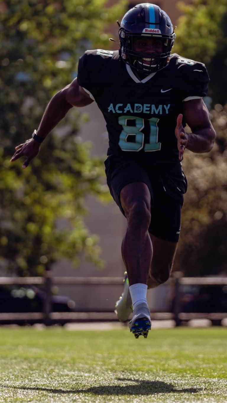 のインスタグラム：「Somewhere in the multiverse 💫 @nfluk @nflacademy  - - #touchdown #nfl #switchingitup #reel #explore」