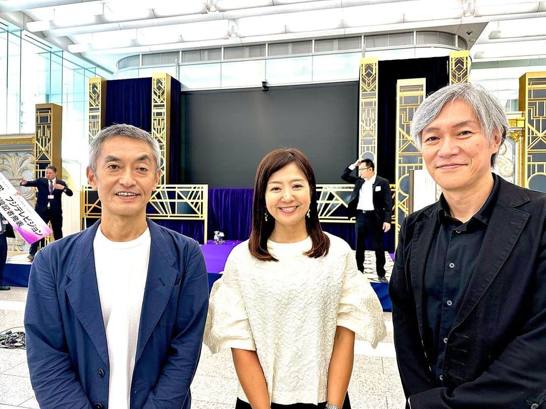 菊間千乃のインスタグラム：「京都芸術大学とフジテレビがコラボして、2024年4月から完全オンラインの映像コースを開設します。 将来映像の世界で働きたい方はもちろん、趣味で動画制作をしていらっしゃる方等にも、お勧めですよ。 私は著作権法を中心としたメディアリテラシーについて、少しお話しさせて頂きます😊 いとうせいこうさん、鈴木おさむさん、田中耕一郎さん、丹下紘希さん、などなど、豪華な講師陣の中に、なんと我が95年入社同期が3人も入っております😍 映画「なぜ君は総理大臣になれないのか」(第94回キネマ旬報　文化映画ベストテン　第1位)の監督、大島新君、 大学院出身で年上だったことから、入社時からあだ名が「パパ」という冨士川祐輔君(アニメ信長協奏曲監督)🙌 久しぶりに会って、嬉しくて会社のロビーで写真撮りました🤳  web出願は来年の1月から受付ですって。 ご興味ありそうな方がいたら、ご紹介ください〜 #京都芸術大学通信教育部映像コース #大島新 #冨士川祐輔 #95年入社」