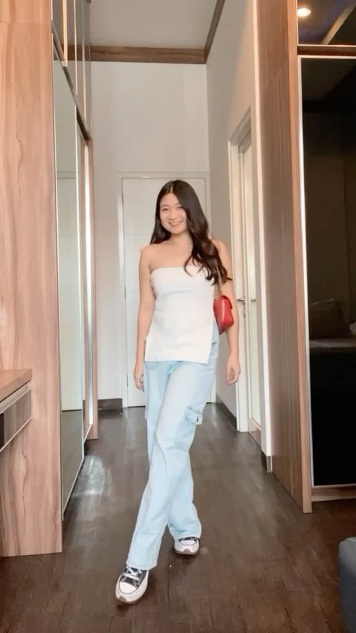 のインスタグラム：「outfits of the week! mana yang paling kalian suka? 🤍」