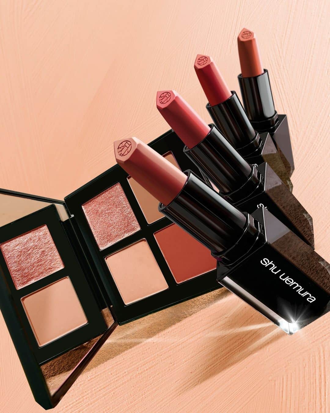 シュウウエムラさんのインスタグラム写真 - (シュウウエムラInstagram)「how are you adding fall colors to your makeup? 🍂 discover our fall lipstick matches for eye sculpt #autumndusk eyeshadow palette. ⁠ ⁠ which one will you go for? 🤔⁠ 💄#BG945, a dusky 90s-inspired red⁠ 💄#PK383, a vibrant sakura pink⁠ 💄#BG966, a versatile pink beige⁠ 💄#OR580, a muted red-orange⁠ ⁠ 秋の色をどうメイクに取り入れる？ 🍂 クロマティックス クワッド アイスカルプト オータムダスクにぴったりのリップをメイクアップアーティストが紹介。⁠ ⁠ どのリップを試したい? 🤔⁠ 💄#BG945, 人気のピーチマティーニ⁠ 💄#PK383, パンチのあるサクラピンク⁠ 💄#BG966, 多彩なブラッシュドウメ⁠ 💄#OR580, ミュートレッドオレンジ⁠  #shuuemura #シュウウエムラ⁠ #rougeunlimited⁠ #lipstick #fallmakeup」10月11日 21時00分 - shuuemura
