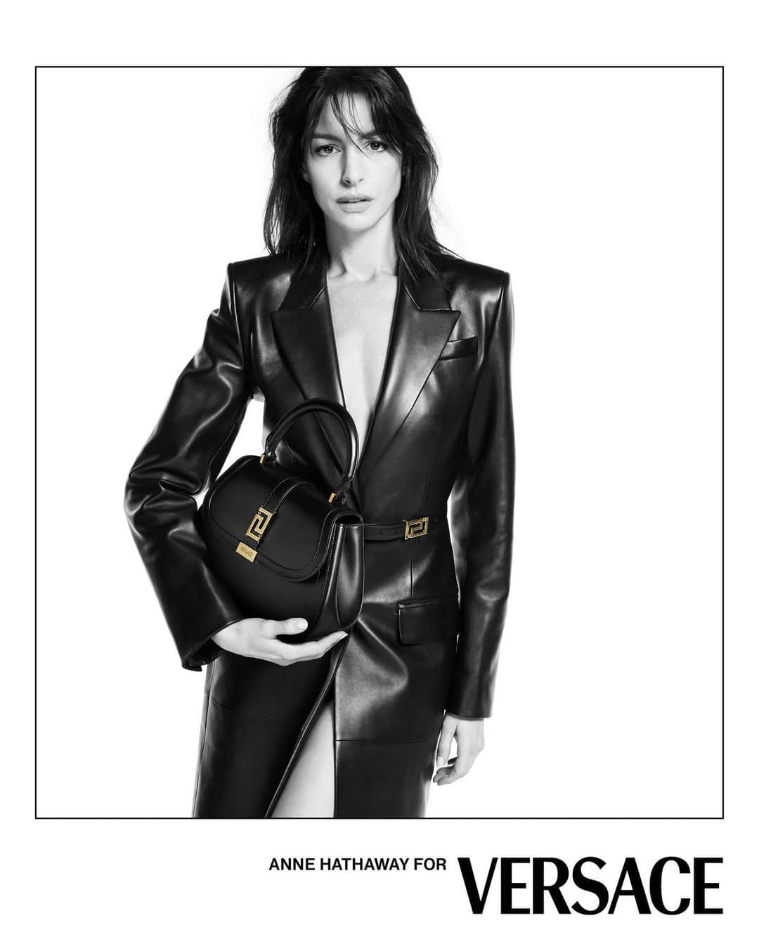ジャンニヴェルサーチのインスタグラム：「Anne Hathaway for Versace Icons  Anne wears leather coat; Greca Goddess top handle bag  Photography by Mert & Marcus  #Versacelcons #VersaceGrecaGoddess」
