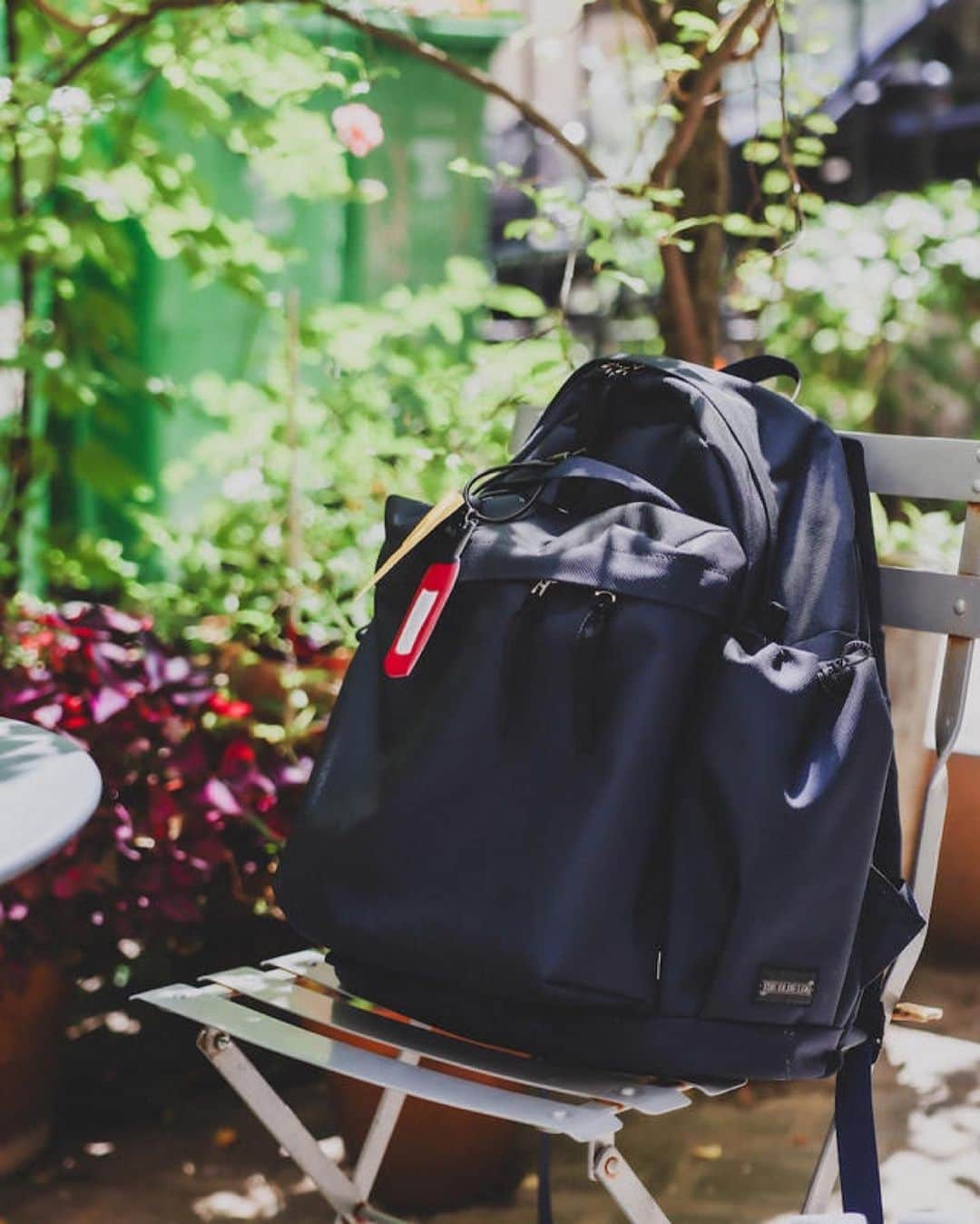 のインスタグラム：「… BLUE LUG for Pilgrim Surf+Supply The Day Pack Navy Velocity Jaket Reflector  @bluelug  @pilgrimsurfsupply   それぞれの日常にちょうどよい自転車 "EVERY DAY BIKE" をコンセプトに、あらゆる自転車と、それにまつわるグッズを世界一豊富に展開するバイクショップ〈BLUE LUG（ブルーラグ）〉。 自転車乗りはもちろん、街着としても活躍するアイテム3型を別注しました🚲🇫🇷  ネイビーカラーを基調とした『デイパック』は、サイドポケットの内側に保冷性の生地を施し、簡易的な保冷ポケットとして使用できるようにアップデート。ワインボトルが収納できる、パリらしいエスプリの効かせました。  デイパックに合わせて製作した『リフレクターチャーム』は、パリの食卓に欠かせない「ワイン」と「チーズ」がモチーフ。〈Pilgrim Surf+Supply〉のオーナーであるクリス・ジェンティールが本別注のためにグラフィックを書き下ろしました。  『ウィンドジャケット』は、シャツやスウェットをレイヤードできる現代的なサイズにアップデートし、パッカブルポケットやマルチループも搭載。ディテールにまでこだわりました。  秋の行楽シーンに活躍してくれる本作をお見逃しなく✨  📍販売店舗 ・Pilgrim Surf+Supply（渋谷） ・Pilgrim Surf+Supply in Residence at BEAMS TSUJIDO ・Pilgrim Surf+Supply KYOTO ・ビームス公式オンラインショップ  #bluelug #pilgrimsurfsupply #beams #backpack #ブルーラグ #ピルグリムサーフサプライ #ビームス #自転車」