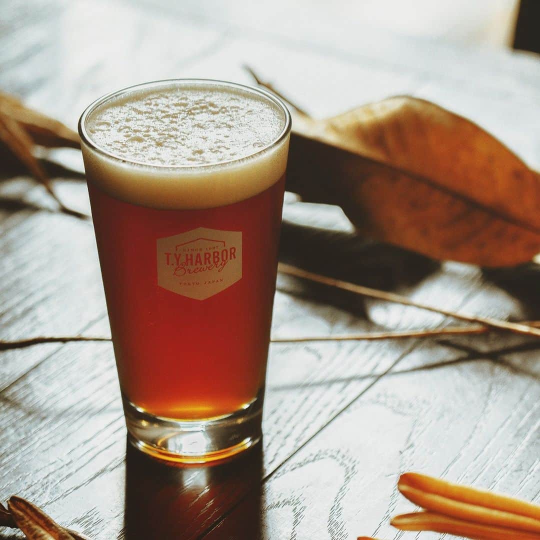 TYSONS&COMPANYのインスタグラム：「. 【Autumn Toast】 10月のシーズナルビールをご紹介。 ドイツの伝統的なスタイル「メルツェン」。麦芽によるトースト香と甘み、ホップのすっきりとした苦味を感じられる一杯です。  テラスが心地よい季節になりました。秋風と共に是非お楽しみください。  #ティーワイハーバーブルワリー #クラフトビール #ビール #シーズナルビール #季節限定醸造 #テラス #ウォーターフロント #天王洲 #東京 #メイドイントウキョウ #タイソンズアンドカンパニー #tyharborbrewery #beer #seasonalbeer #craftbeer #tennoz #shinagawa #tokyo #madeintokyo #tysonsandcompany」
