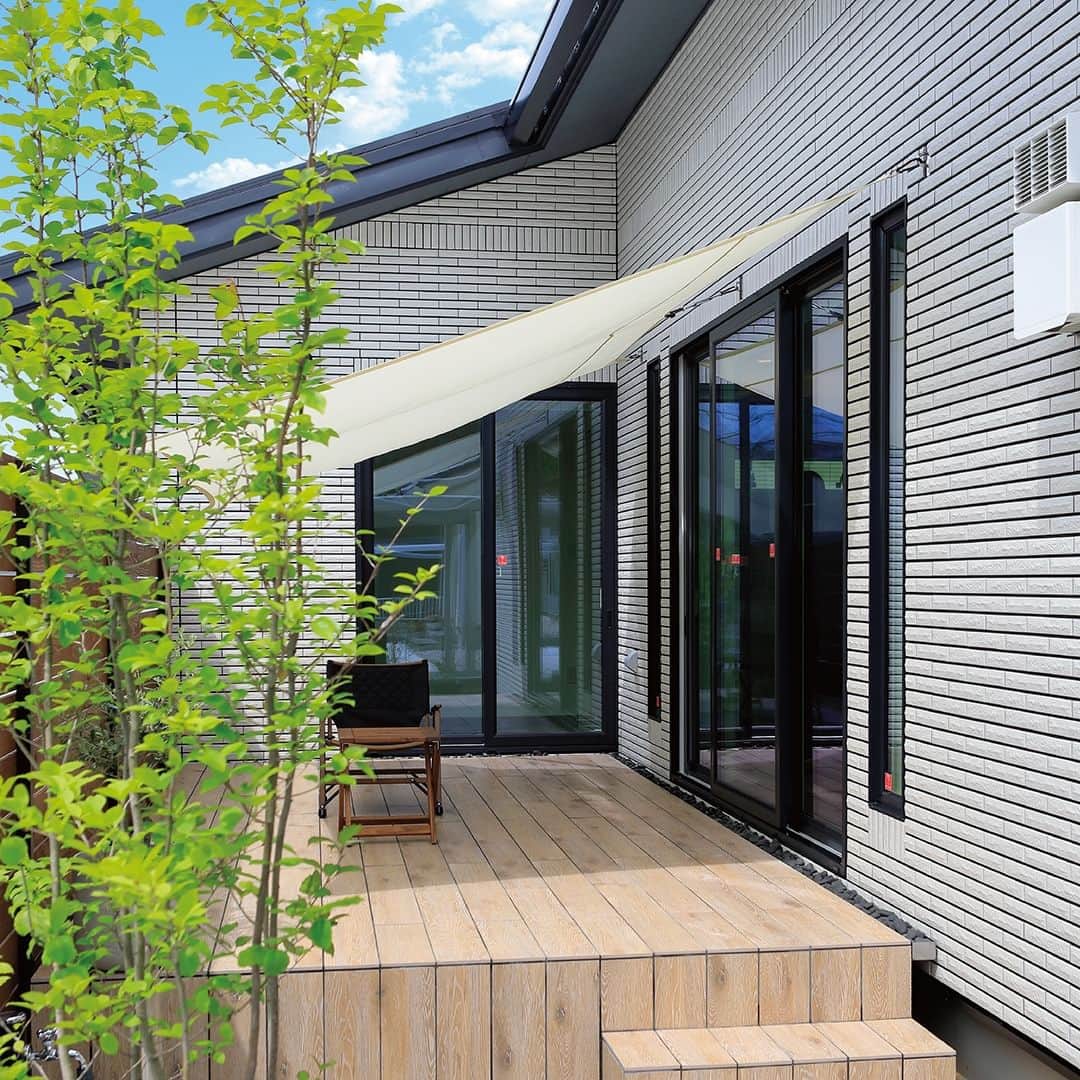 株式会社 一条工務店のインスタグラム：「【テラスのある平屋】 和室とLDK に面したテラス。玄関の方から続く軒もこだわりのひとつだそうです。リビング横に設けたことで空間に広がりが生まれ、より開放感を感じられます。家族だけのプライベート空間でわんちゃんにとってもお気に入りの空間になっているようですね♪  こちらのお住まいはカタログ「iikoto 202 2 年 8 月号」で詳しくご覧いただけます。@ichijo_officialのハイライト「カタログ請求」からぜひぜひ取り寄せてご覧ください！  #一条工務店 ＃家は性能 ＃ismart ＃アイスマート #テラス #平屋 #ウッドデッキ #テラスディスプレイ #和室 #リビング #インテリア #おしゃれな家 #開放感 ＃シンプル #ペット #暮らしを楽しむ #施工例 #丁寧な暮らし #施工事例 #マイホーム #注文住宅 #家づくり #一戸建て #新築 #新築一戸建て #注文住宅新築 #住宅デザイン #マイホーム日記 #理想の家 #ハウスメーカー」