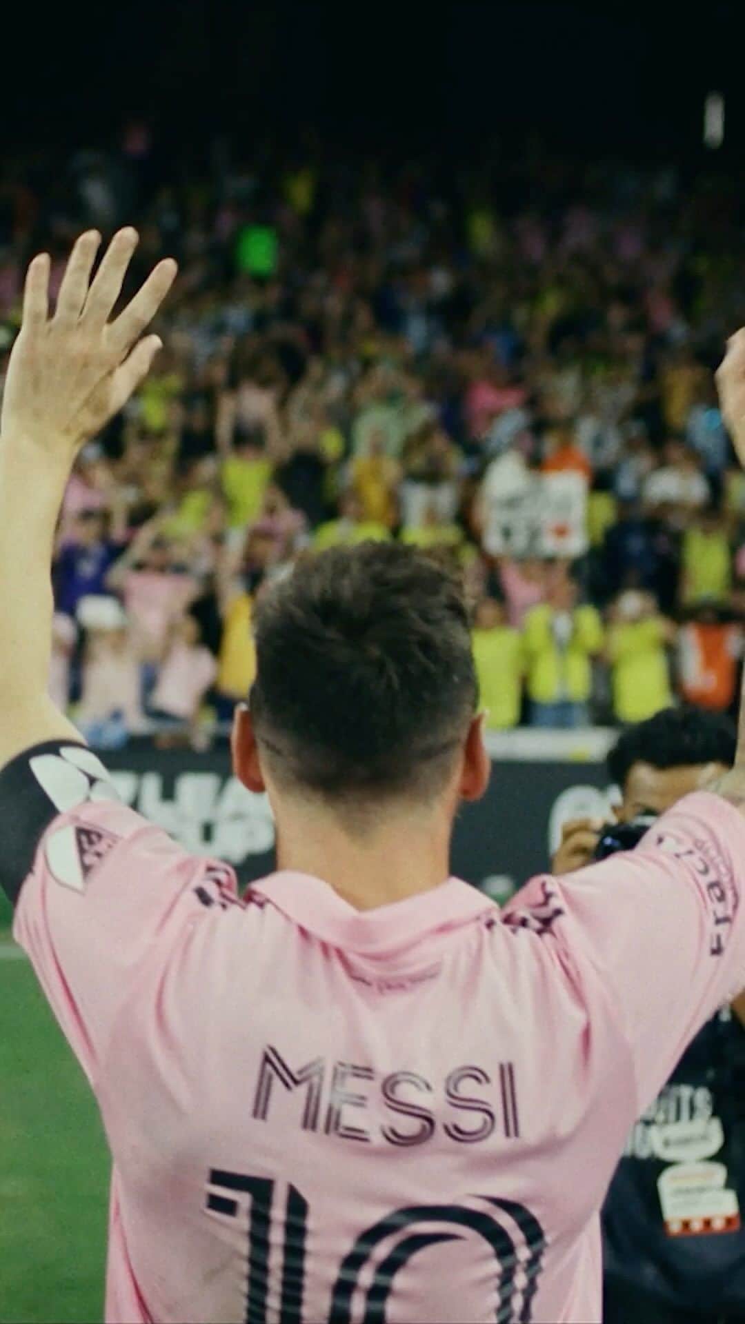 リオネル・メッシのインスタグラム：「This is for my new family in Miami. Thank you for everything.  The first three episodes of Messi Meets America are now streaming on Apple TV+  Para mi nueva familia de Miami, gracias por todo. Ya están disponibles los primeros episodios en Apple TV+」