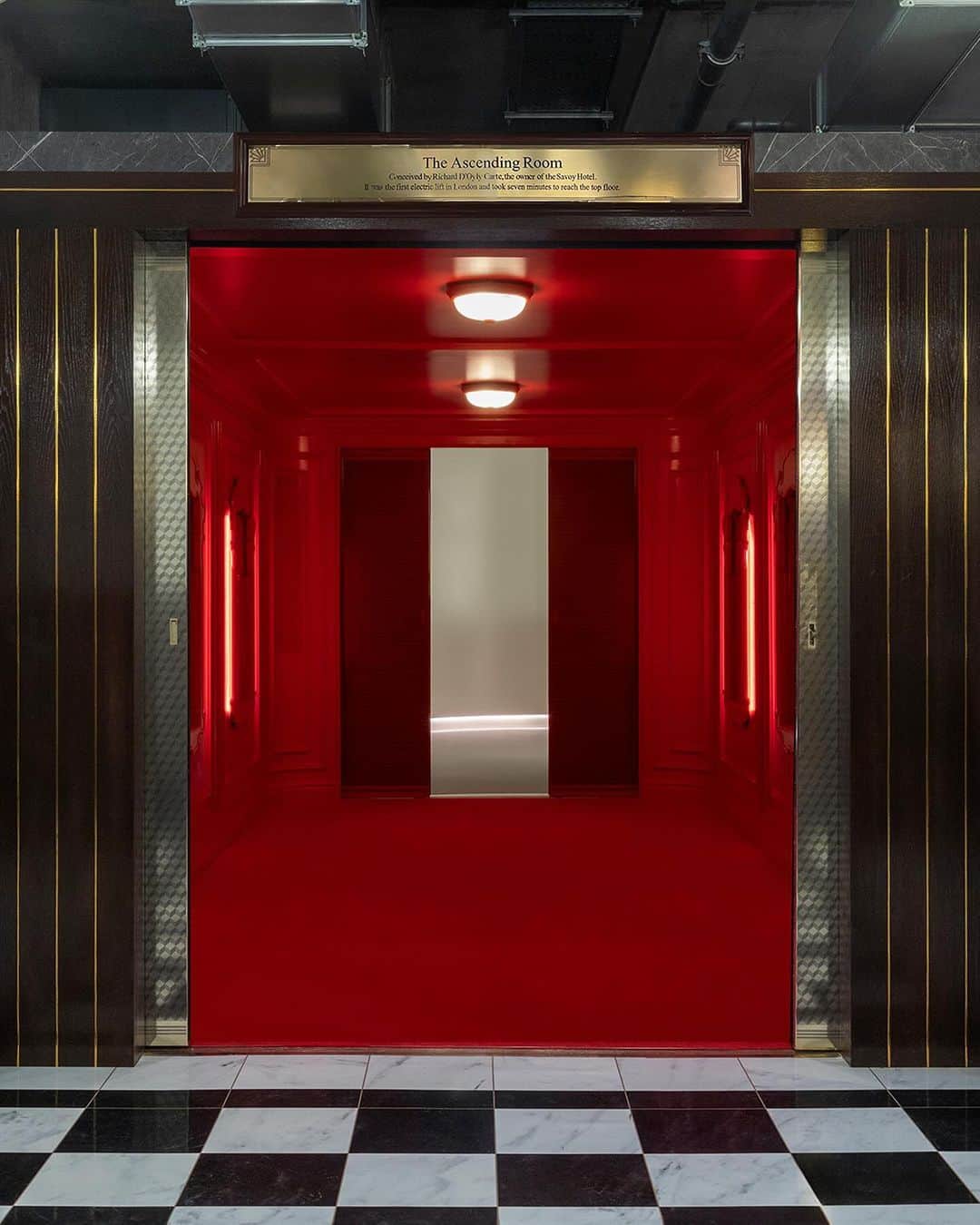 グッチのインスタグラム：「Back to the beginning.​  The London stop of Gucci Cosmos taps into the origin story of the House and its codes, including the city’s pivotal role in inspiring the dream of a young Florentine named Guccio Gucci working as a porter at The Savoy hotel. Discover more at the link in bio.   #GucciCosmos」