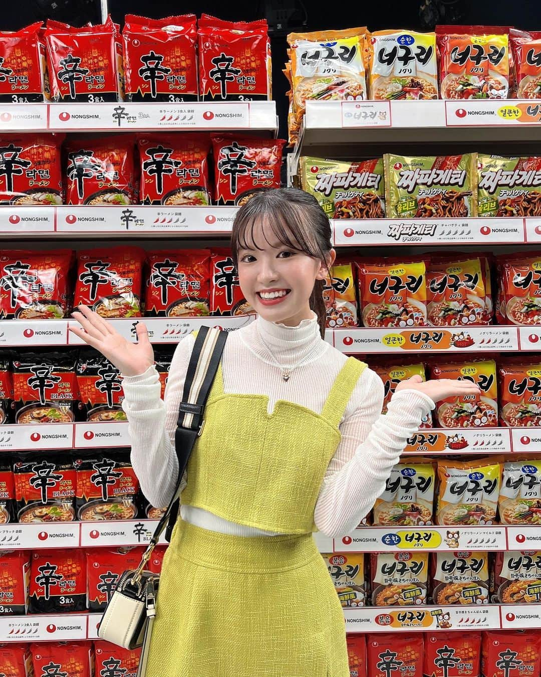 外薗葉月のインスタグラム：「【CM出演のお知らせ🤍】  この度、「NONGSHIM」さんの"ノグリラーメン"「ノグリ知らなきゃモグリだろ　辛ラーメン嫉妬編」のCMに出演させていただいてます☺︎ 元々大好きな「ノグリラーメン」だったので決まった時は嬉しくって、もちもち麺なのでみんなも一回食べたら沼っちゃうおいしさです✌︎  CMでは辛ラーメン派な女の子を演じていますが、「ノグリラーメン」も負けてません！🔥😂  https://youtu.be/fugpH79hyRQ?si=F4dlKFKye1i3DKry  YouTubeにもあっぷされてるのでぜひチェックしてみてね🌸  ノグリ知らなきゃモグリだ！！！！  #ノグリ　#ノグリラーメン」