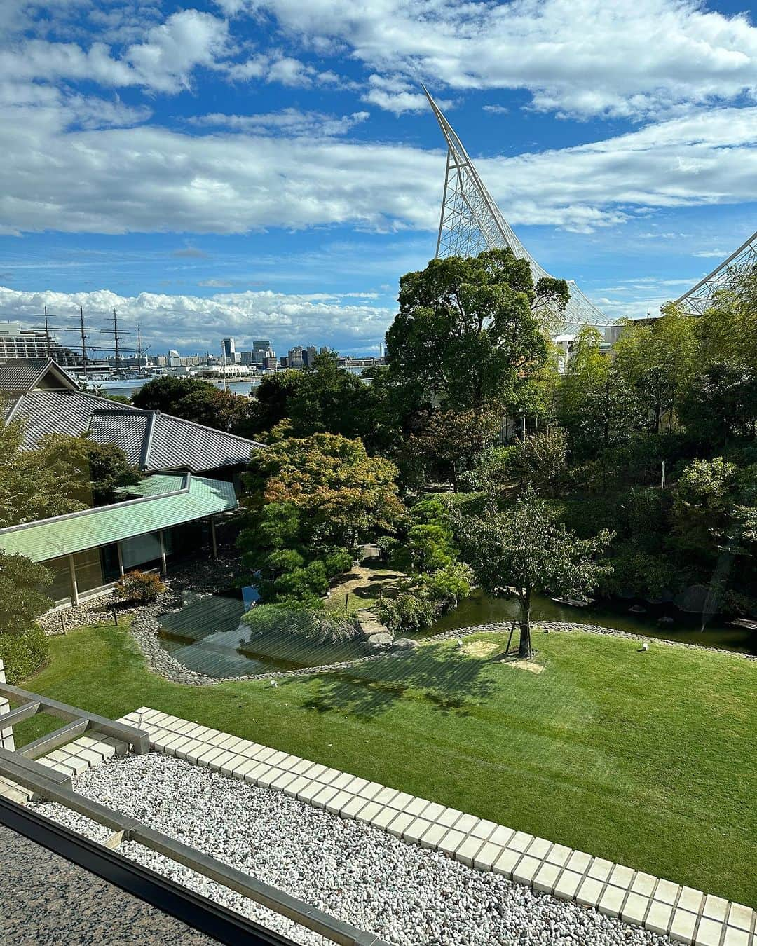 三佐和あやさんのインスタグラム写真 - (三佐和あやInstagram)「#PR 大好きな 神戸🌊 いい季節だから、景色を楽しみながら、ホテル・オークラまで ウォーキング👟   きれいめな スカートスタイルにも、  @akaishi.official の  レースアップの レザースニーカーは   すっ、と馴染んで、 老舗ホテル 訪問にも 合うでしょ✨  基本のスニーカー なのに、軽い！ 秘密は、柔らかな 靴裏に あるみたい☺️   見た目と 軽さ こだわりの クッションの おかげで、散策が楽しめた✨  ☑︎ ブランド紹介  　AKAISHIは、外反母趾など 様々な足の悩みを持つ方が、  歩くことで足の健康を  とりもどす靴を研究開発している ブランドです。  　数千人の足裏の形から導き出された AKAISHIオリジナルのインソールは履いた瞬間、 　足裏に吸いつくようにフィットします。  　→公式通販サイト：「AKAISHI　靴」で検索  @akaishi.official   #AKAISHI #AKAISHI公式通販 #アカイシ #ArchFitter #アーチフィッター #新商品 #外反母趾 #足底筋膜炎 #足が痛い #スニーカー #ウォーキングシューズ #レースアップシューズ #シューズ」10月11日 22時30分 - misawa_aya