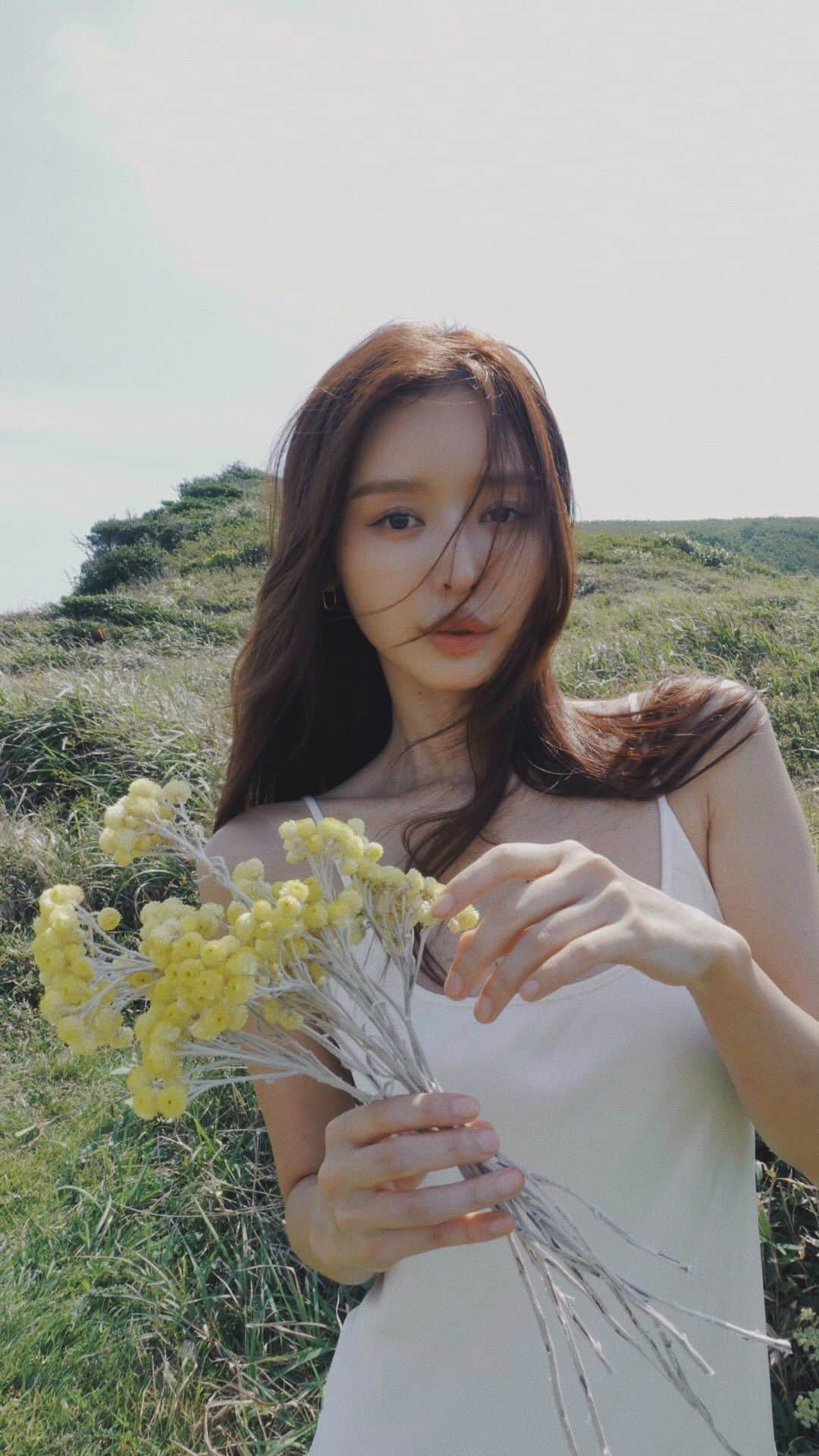 加治ひとみのインスタグラム：「𝐓𝐇𝐄 𝐌𝐎𝐑𝐍𝐈𝐍𝐆  𝐆𝐈𝐕𝐄𝐍 𝐁𝐘 𝐓𝐇𝐄 𝐅𝐋𝐀𝐕𝐎𝐑 𝐎𝐅 𝐈𝐌𝐌𝐎𝐑𝐓𝐄𝐋𝐋𝐄...🌼  - なりたい私は過去ではなく、未来にある🌿✨ -  ロクシタン『イモーテル オーバーナイトリセットセラム』 肌のストレスに着目した夜用美容液🌙 黄色のオイルカプセルがすぐに弾けて お肌に馴染んでくれる  -明日の私のために今の私ができること-  何かと忙しく時間に追われがちだからこそ 自分を労わる時間と心を大切にしてるよ♡  ふわっと香るイモーテルの香りに包まれて眠る幸せと 翌朝感じるお肌のハリ感をみんなも是非実感してみてね！ . . . . .  #PR #ロクシタン #loccitanepr  #イモーテルオーバーナイトリセットセラム #夜用美容液 #美容液 #夜リセット」