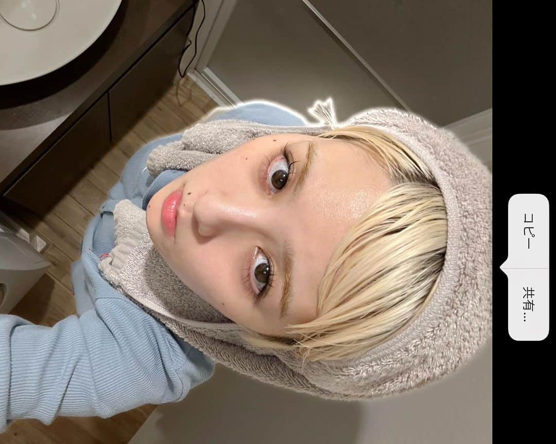 坂美来乃のインスタグラム：「クリーム塗りすぎて顔テカテカ👳🏻‍♀️🛁🫧 そろそろ金髪も見納めかな〜〜！🪽🪽🪽」