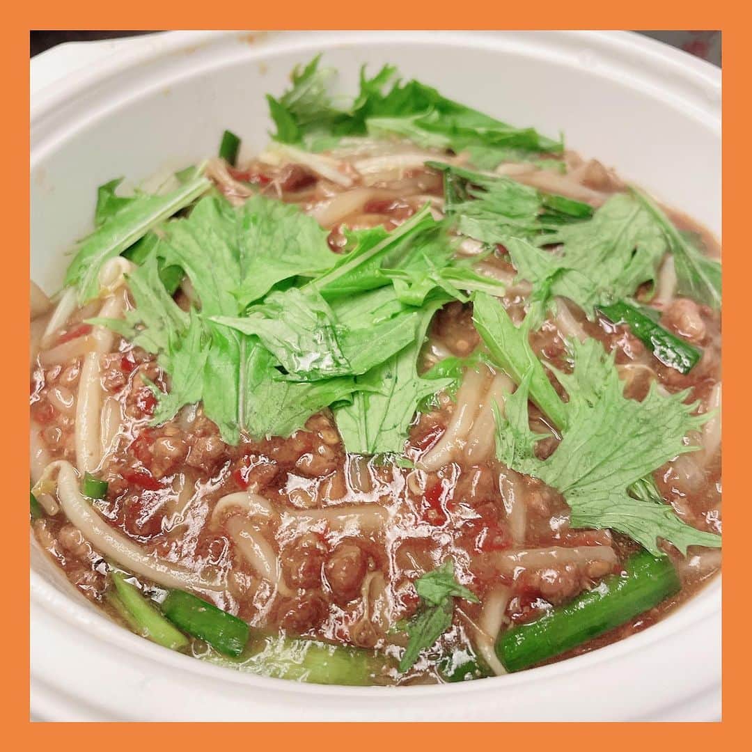 伊藤孝恵のインスタグラム：「台湾ラーメンでお馴染みの「味仙（みせん）」では、麺類もテイクアウト出来ます。 しかもスープと分けてくれるので、新幹線に乗るまで麺は伸びずに美味しいママ。 今夜はラーロージャンメン（1,150円） 味仙特製の辣肉醤を使ったしっかり辛いまぜ麺です🔥」