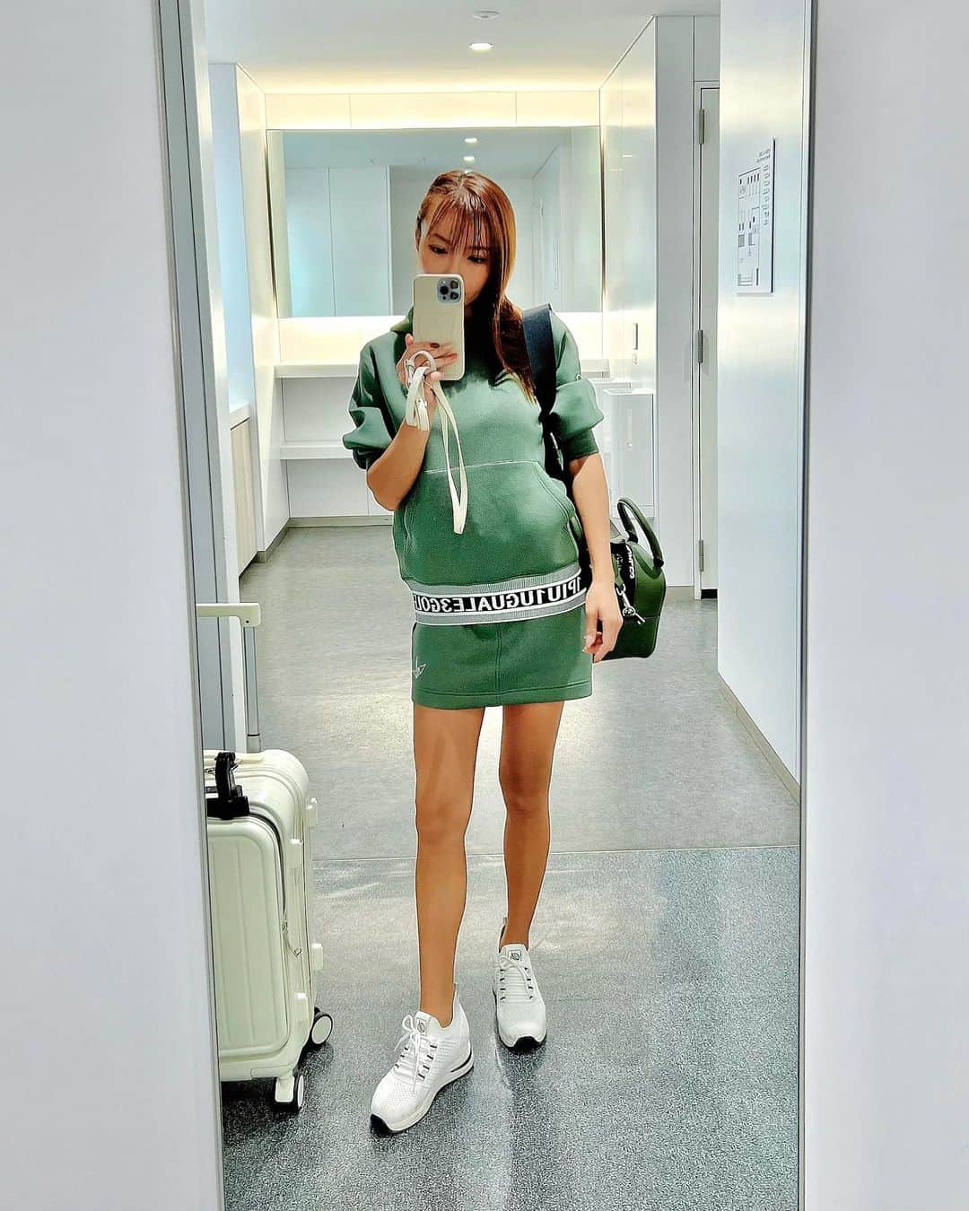 のインスタグラム：「𝐍𝐄𝐖 𝐈𝐓𝐄𝐌 𓂃◌𓈒𓐍  展示会でオーダーしていた セットアップとバッグが届いて 早速イベントで着用☺︎  もぉ可愛いが止まらない🫶 @1piu1uguale3_golf  ． ． iPhoneケースもおニューだよ♡ @demiu_jp  ． ． ． ． #いづみんコーデ #いづみんゴルフ #izumingolf #ウノピゥウノウグァーレトレ #ウノピゥ #ウノピゥウノウグァーレトレゴルフ  #1piu1uguale3 #1piu1uguale3golf  #カーキコーデ #セットアップコーデ」