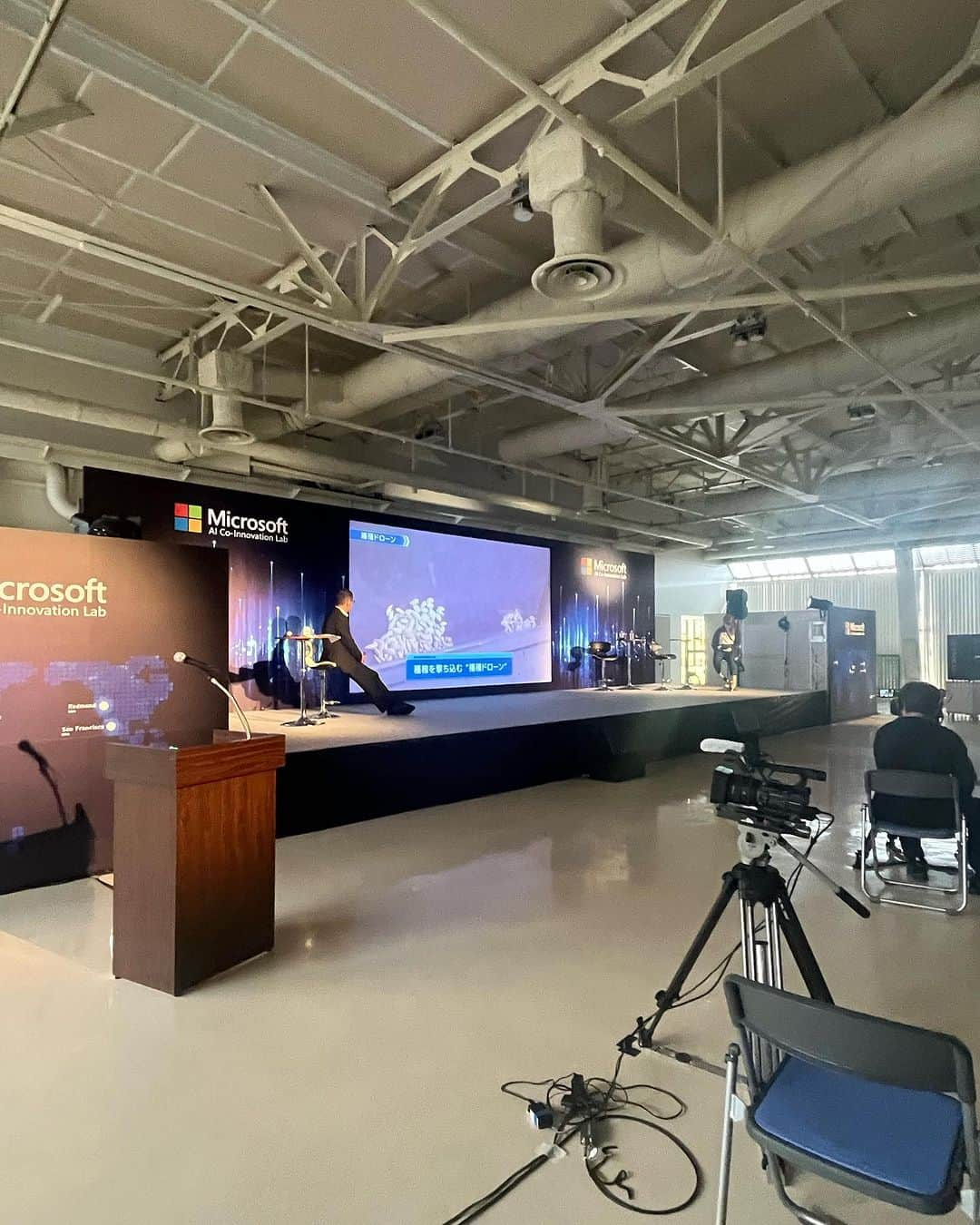 永倉由季さんのインスタグラム写真 - (永倉由季Instagram)「. . ⁡ 神戸に日本で初めて開設した 「Microsoft AI Co-Innovation Lab for Japan 」     オープン記念イベントの 第2部の司会を担当させて頂きました。   ⁡ 全てAIに頼るのではなく 共創しながら ビジネスに活用するのだそうです。 ⁡ (農業にも使われていて興味深かった🌾) 　　　 ________________ 　　　　 ⁡ 新人の時からお世話になっている プロフェッショナルな皆さんは 　　 　　　　　　 安心かつ 面白くて楽しくて帰りたくなくなる(笑) (一人ヘンテコな顔してはる) ⁡ 　　　　　　　 現場は 出ている人だけでなく オモテに出ていないスタッフさんがいるから 成り立ってます✨ . . ⁡#神戸 #microsoftaicoinnovationlab Lab   #オープンイベント  #ai   ⁡ ▶︎アメブロ更新　↓プロフリンクから　　　　　　　　　　　　　　　@yuki_nagakura67 ⁡ ✼••┈┈┈┈┈┈┈┈┈┈┈┈┈┈┈┈••✼  　　　　　 ▶︎アナウンサー・プライベート用Instagram @yuki_nagakura67 ⁡ ▶︎ブランディング用/魅せ方・伝え方・オススメ @yuki_nagakura_brushup_salon ⁡ ✼••┈┈┈┈┈┈┈┈┈┈┈┈┈┈┈┈••✼ ⁡ ⁡ #永倉由季 #フリーアナウンサー #司会者#司会業  #顔タイプ診断 #顔タイプアドバイザー #顔タイプ診断® #アナウンサー #女子アナ#女子アナコーデ ___________________________」10月11日 21時04分 - yuki_nagakura67