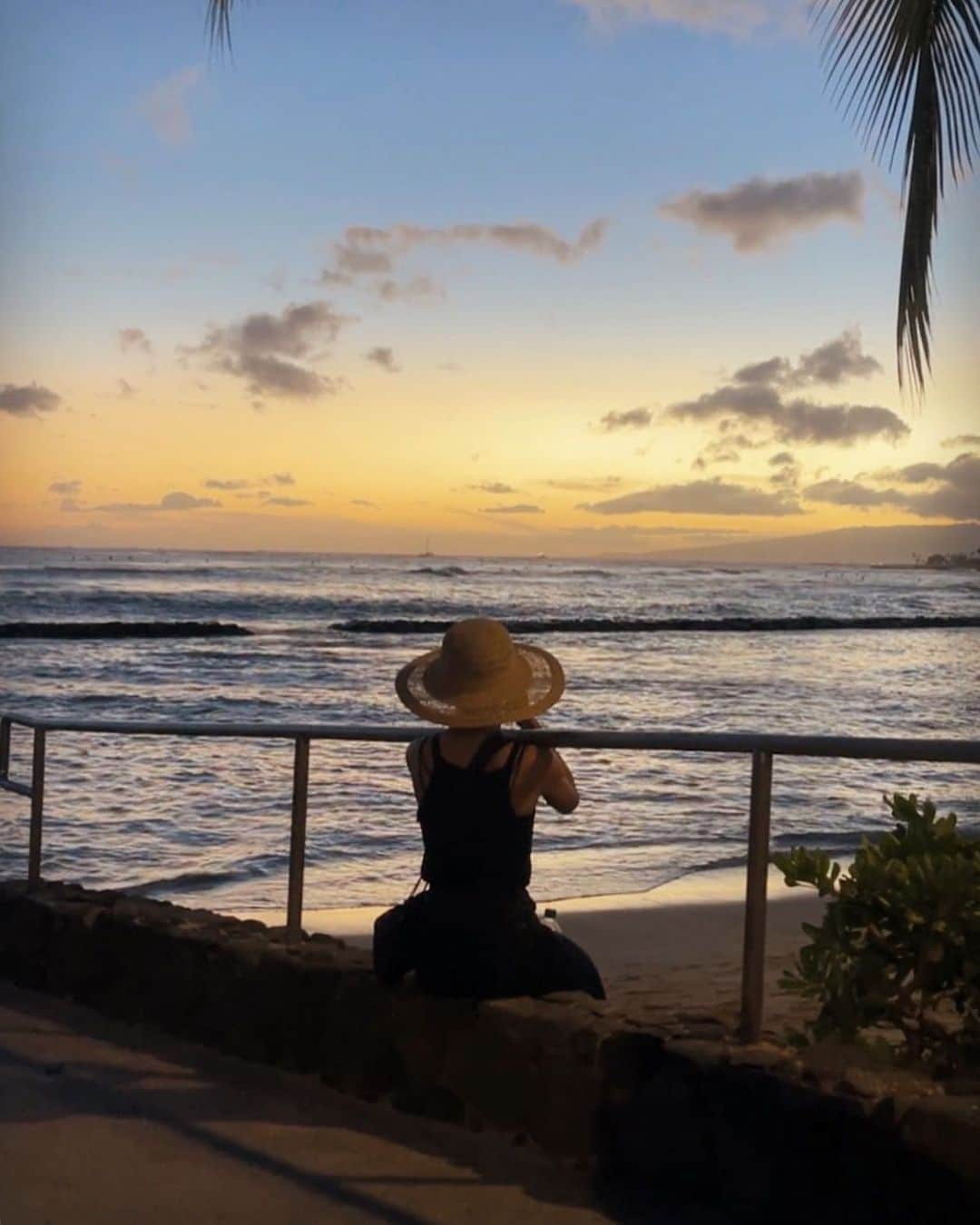 Ramie 山下未紗のインスタグラム：「_ いつも、お世話になっている皆さんへ♡ 一年半以上も前からご報告していたVISAですが、 無事に取得することが出来ました😭✨  本当に時間がかかった分、嬉しさが半端ないです😭 みなさんにもやっと、正式なご報告が 出来た事も本当に嬉しいです☺️！ 　 このVISAを取得するにあたって 数えきれない方の時間と協力をいただきました🙇  協力してくださった皆様、 支えてくださった皆様、 本当にありがとうございます🙇  私1人じゃ絶対に取得不可能でした😭  この一年半、上手く進まなくて 心の奥底にあったどうにもならないモヤモヤが ぶっ飛んでいった記念すべき今日です😭🙏❤️  予定では、3年の滞在予定ですが その後は、実際にHAWAIIに住んでみてから 更新するのか日本に戻ってくるのか 決めようと思っております🌺  HAWAIIへの引っ越しは 11月の中旬、下旬を予定してます☺️  いつも私に関わって下さるみなさん😍 残りあと少しですが、よろしくお願いします🩷 行く前に沢山思い出作りましょうっ🤣✌️ (私のチェキの枚数減ってないけど大丈夫そ？笑)  お客様へ 予定通り、日本での仕事は10月いっぱいに なりそうです、、、🙇 急な報告になり、大変申し訳ございません🙇 すでに、10月の予約はsold outです、、、！ キャンセルや変更が出ましたらストーリーに 流させていただきます😌✨  10月ご来店出来なかったお客様は、 LINEまたはDMいただけると嬉しいです☺️ 次回から担当するおすすめのスタイリストを紹介 させていただきたいと思っております！ (※いつも、一斉送信させていただいているLINEでは、一斉送信が可能でも、一度も直接LINEのやり取りをしていないお客様へは、私からお客様個人に直接LINEが送れないシステムになっております！一度連絡いただけますと、直接やりとりが出来るようになります！)  今でも、みなさんを最後お見送りする時 泣くの我慢してます😭(我慢できてるか？笑)  今月ご来店のお客様は お会いできるの楽しみにしております😌🫶  では、あと残り少しよろしくお願い致します！  #usa#hawaii#honolulu#waikiki #hawaiilife」