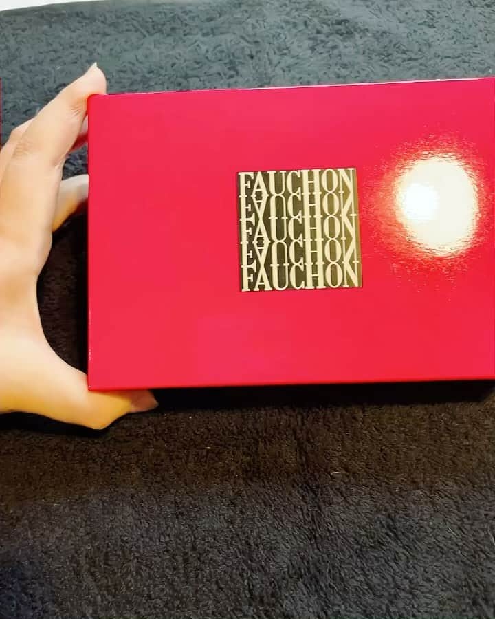 香西咲のインスタグラム：「#fauchonhotelkyoto   #fauchon   #FAUCHONの八ツ橋🖤🩷🤍  京都に行ったら是非足を伸ばしてみてね💕︎」