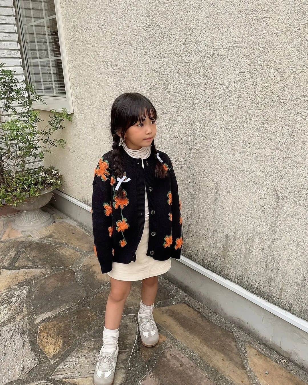 セレクトファッション・ .+*:laule'a*:｡さんのインスタグラム写真 - (セレクトファッション・ .+*:laule'a*:｡Instagram)「.⁡ ⁡⁡ ⁡花柄　ニットカーディガン  ￥2,390  size110-140⁡ ⁡⁡ ⁡⁡ ⁡⁡ ⁡.⁡ ⁡model @_i_am_chibiko_ ⁡ ⁡108cm / 11⁡ ⁡⁡ ⁡⁡ ⁡⁡ ⁡.⁡ ⁡⁡ ⁡⁡ ⁡黒地にオレンジの花柄が映えるニット カーディガン.  もちっとした生地感でチクチクせず着心地も◎ コーデの主役になるアイテムです.⁡ ⁡⁡ ⁡⁡ ⁡⁡ ⁡⁡ ⁡⁡ ⁡⁡ ⁡⁡ ⁡.⁡ ⁡⁡ ⁡⁡ ⁡⁡ ⁡⁡ ⁡⁡ ⁡⁡⁡⁡⁡⁡⁡⁡#トップス#秋#秋新作#秋おそろい⁡プチプラファッション#キッズコーデ#アクセサリー#男の子#キッズファッション#女の子服#子供服#キッズサンダル#女の子ママ# #姉妹#男の子服 #ootd#親子おそろい#サロペット#ニットパンツ#大人顔負け#大人顔負けファッション#小学生ファッション#小学生女子 #小学生コーデ #小学生ママ #小学生女子コーデ ⁡#ニットカーディガン#花柄ニットカーディガン ⁡」10月11日 21時07分 - laulea_shop