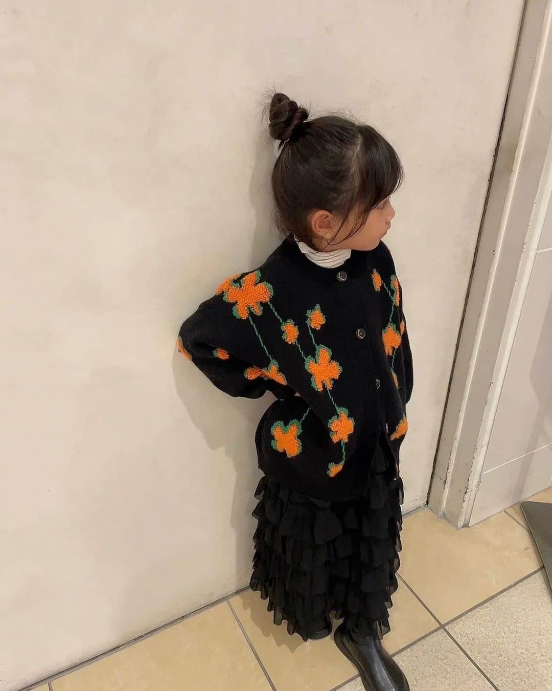 セレクトファッション・ .+*:laule'a*:｡さんのインスタグラム写真 - (セレクトファッション・ .+*:laule'a*:｡Instagram)「.⁡ ⁡⁡ ⁡花柄　ニットカーディガン  ￥2,390  size110-140⁡ ⁡⁡ ⁡⁡ ⁡⁡ ⁡.⁡ ⁡model @_i_am_chibiko_ ⁡ ⁡108cm / 11⁡ ⁡⁡ ⁡⁡ ⁡⁡ ⁡.⁡ ⁡⁡ ⁡⁡ ⁡黒地にオレンジの花柄が映えるニット カーディガン.  もちっとした生地感でチクチクせず着心地も◎ コーデの主役になるアイテムです.⁡ ⁡⁡ ⁡⁡ ⁡⁡ ⁡⁡ ⁡⁡ ⁡⁡ ⁡⁡ ⁡.⁡ ⁡⁡ ⁡⁡ ⁡⁡ ⁡⁡ ⁡⁡ ⁡⁡⁡⁡⁡⁡⁡⁡#トップス#秋#秋新作#秋おそろい⁡プチプラファッション#キッズコーデ#アクセサリー#男の子#キッズファッション#女の子服#子供服#キッズサンダル#女の子ママ# #姉妹#男の子服 #ootd#親子おそろい#サロペット#ニットパンツ#大人顔負け#大人顔負けファッション#小学生ファッション#小学生女子 #小学生コーデ #小学生ママ #小学生女子コーデ ⁡#ニットカーディガン#花柄ニットカーディガン ⁡」10月11日 21時07分 - laulea_shop