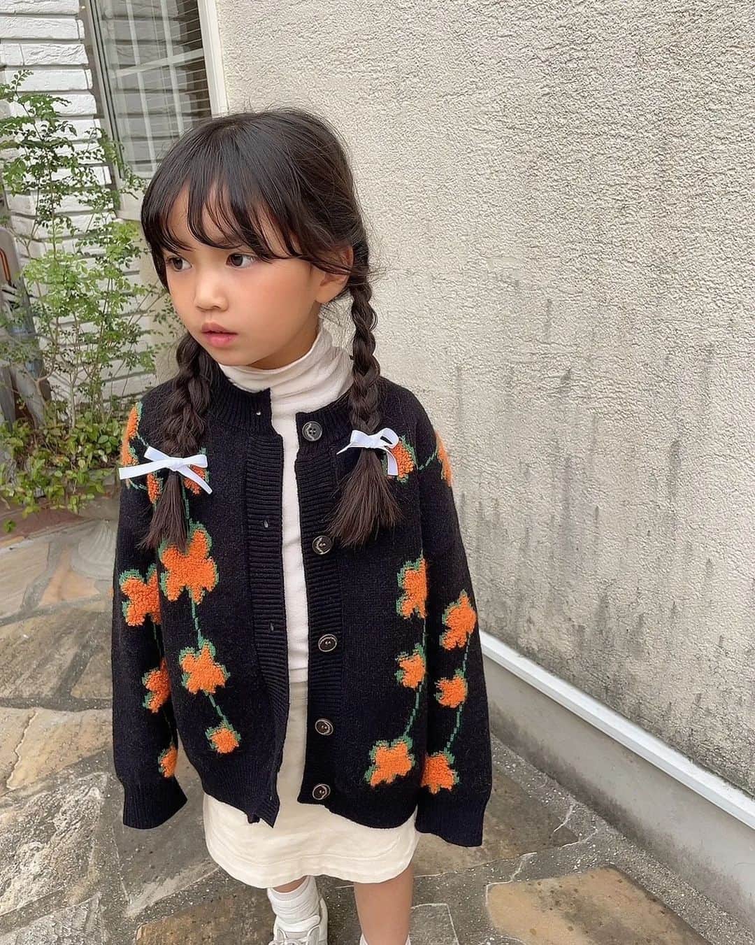 セレクトファッション・ .+*:laule'a*:｡さんのインスタグラム写真 - (セレクトファッション・ .+*:laule'a*:｡Instagram)「.⁡ ⁡⁡ ⁡花柄　ニットカーディガン  ￥2,390  size110-140⁡ ⁡⁡ ⁡⁡ ⁡⁡ ⁡.⁡ ⁡model @_i_am_chibiko_ ⁡ ⁡108cm / 11⁡ ⁡⁡ ⁡⁡ ⁡⁡ ⁡.⁡ ⁡⁡ ⁡⁡ ⁡黒地にオレンジの花柄が映えるニット カーディガン.  もちっとした生地感でチクチクせず着心地も◎ コーデの主役になるアイテムです.⁡ ⁡⁡ ⁡⁡ ⁡⁡ ⁡⁡ ⁡⁡ ⁡⁡ ⁡⁡ ⁡.⁡ ⁡⁡ ⁡⁡ ⁡⁡ ⁡⁡ ⁡⁡ ⁡⁡⁡⁡⁡⁡⁡⁡#トップス#秋#秋新作#秋おそろい⁡プチプラファッション#キッズコーデ#アクセサリー#男の子#キッズファッション#女の子服#子供服#キッズサンダル#女の子ママ# #姉妹#男の子服 #ootd#親子おそろい#サロペット#ニットパンツ#大人顔負け#大人顔負けファッション#小学生ファッション#小学生女子 #小学生コーデ #小学生ママ #小学生女子コーデ ⁡#ニットカーディガン#花柄ニットカーディガン ⁡」10月11日 21時07分 - laulea_shop